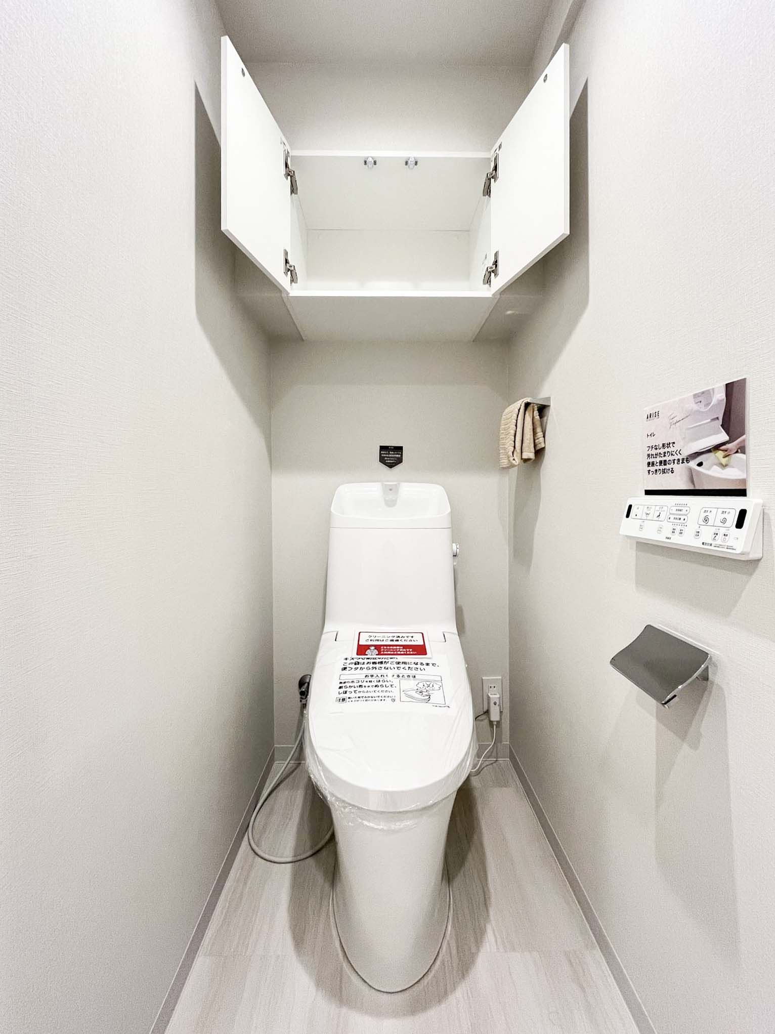 便器が中心に配置されたトイレの内部写真
