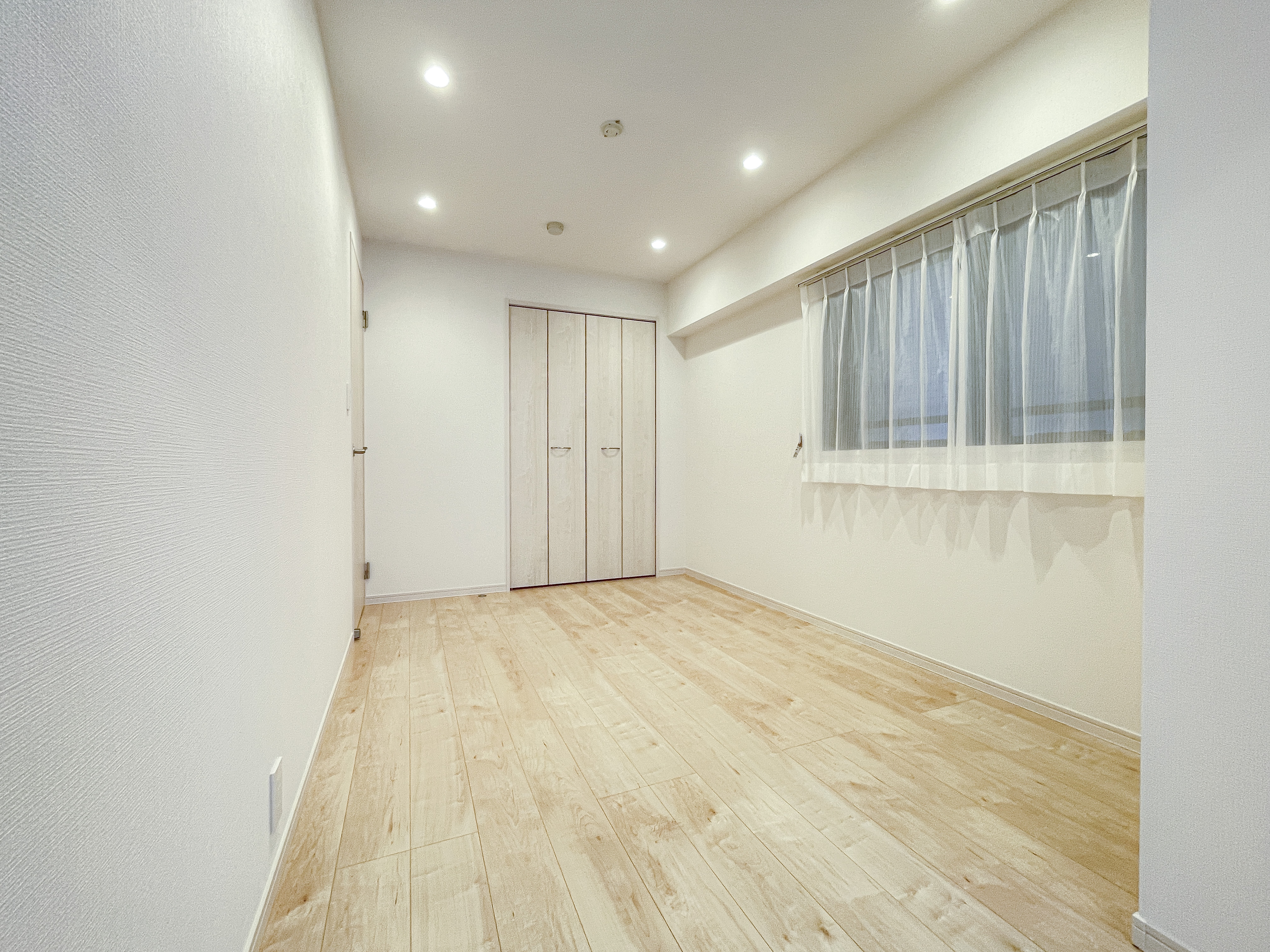単独の部屋が主体で、窓とフローリングが特徴的な洋室の室内写真