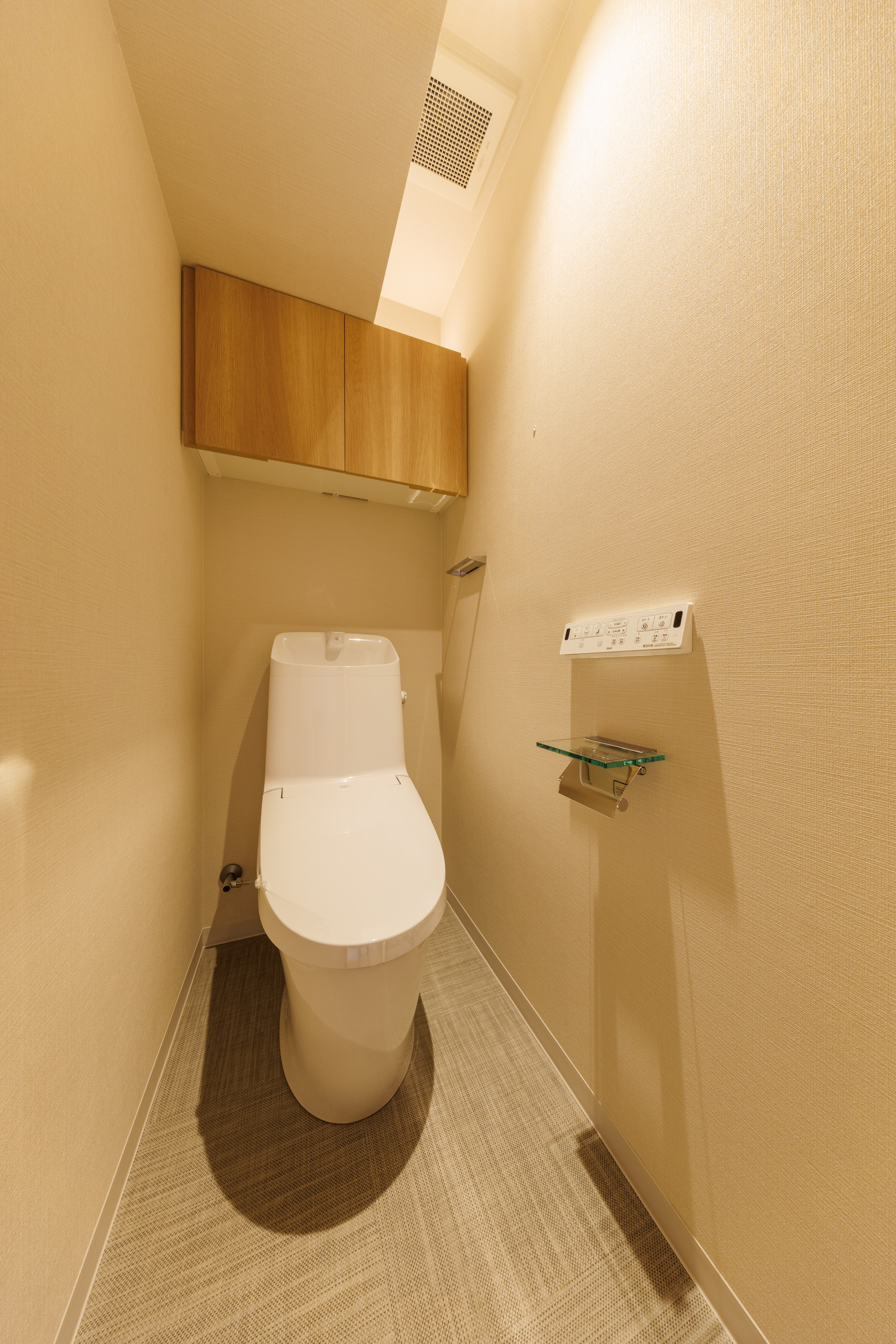 便器が中心のトイレ内部の写真