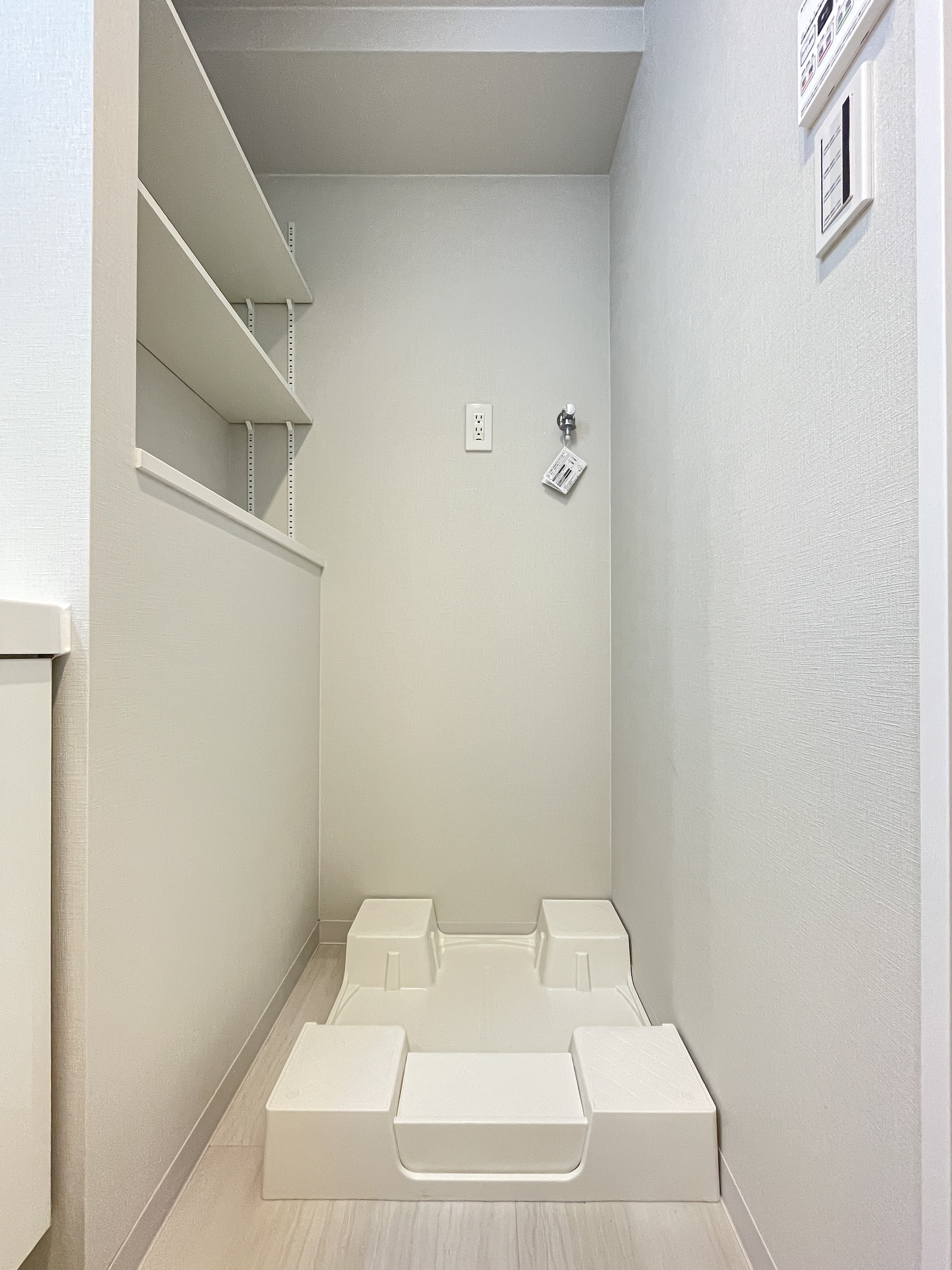 便器が中心のトイレ内部の写真