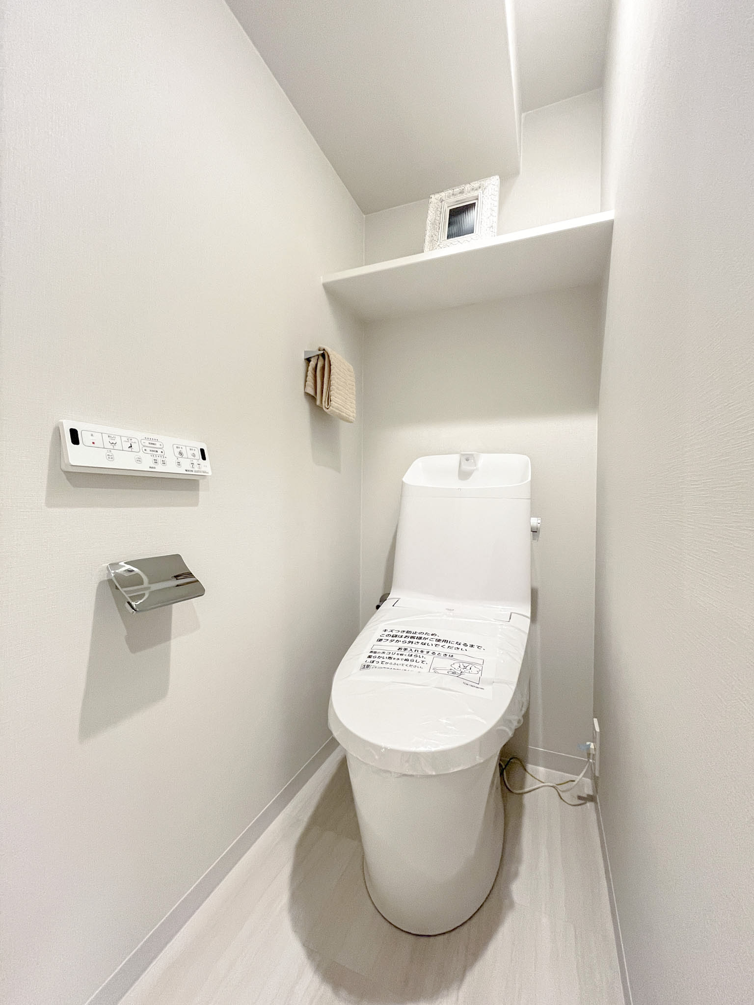 便器が主体のトイレ室内写真