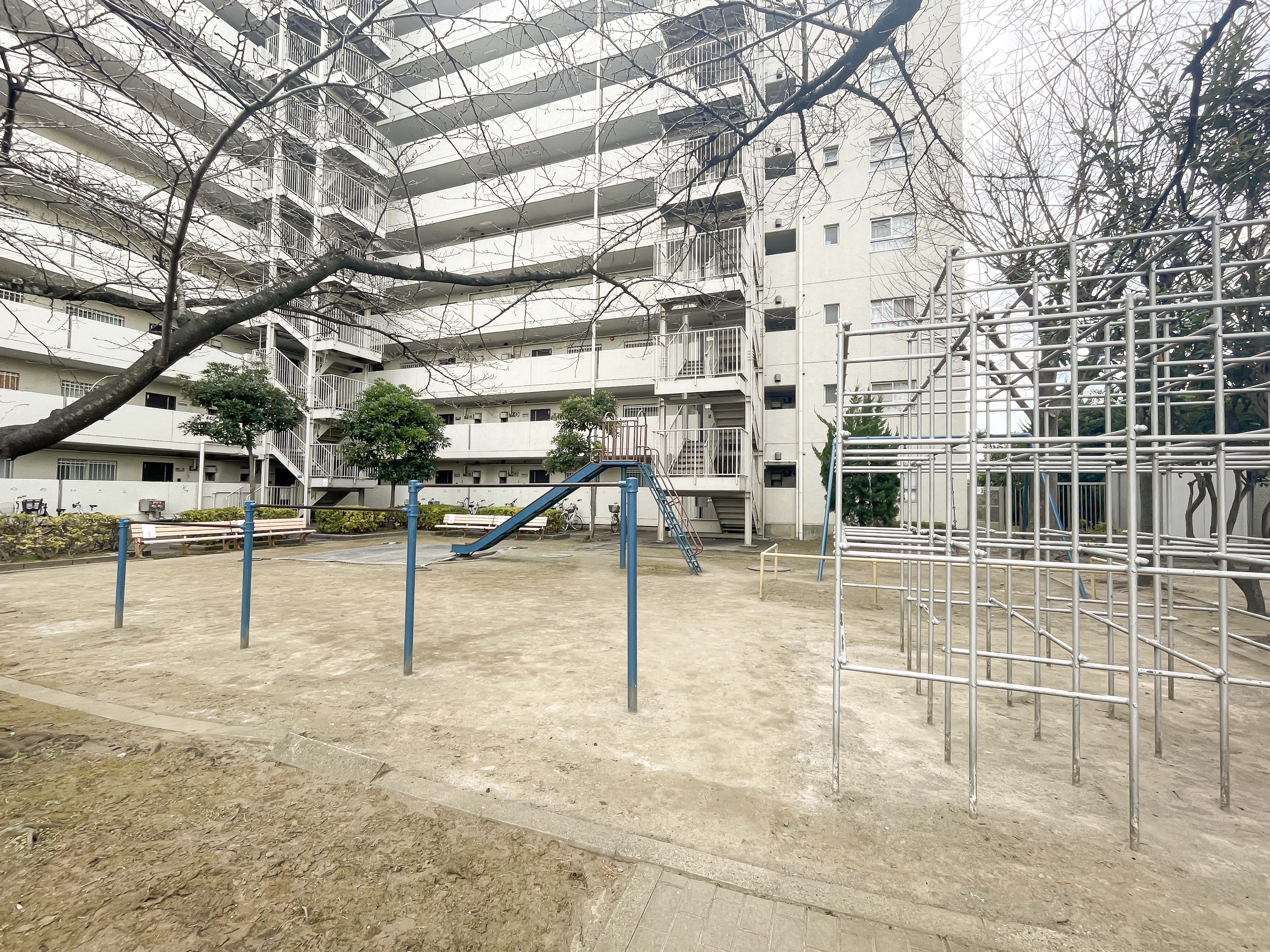 マンションの共用施設（遊具付き広場）を撮影した外観写真
