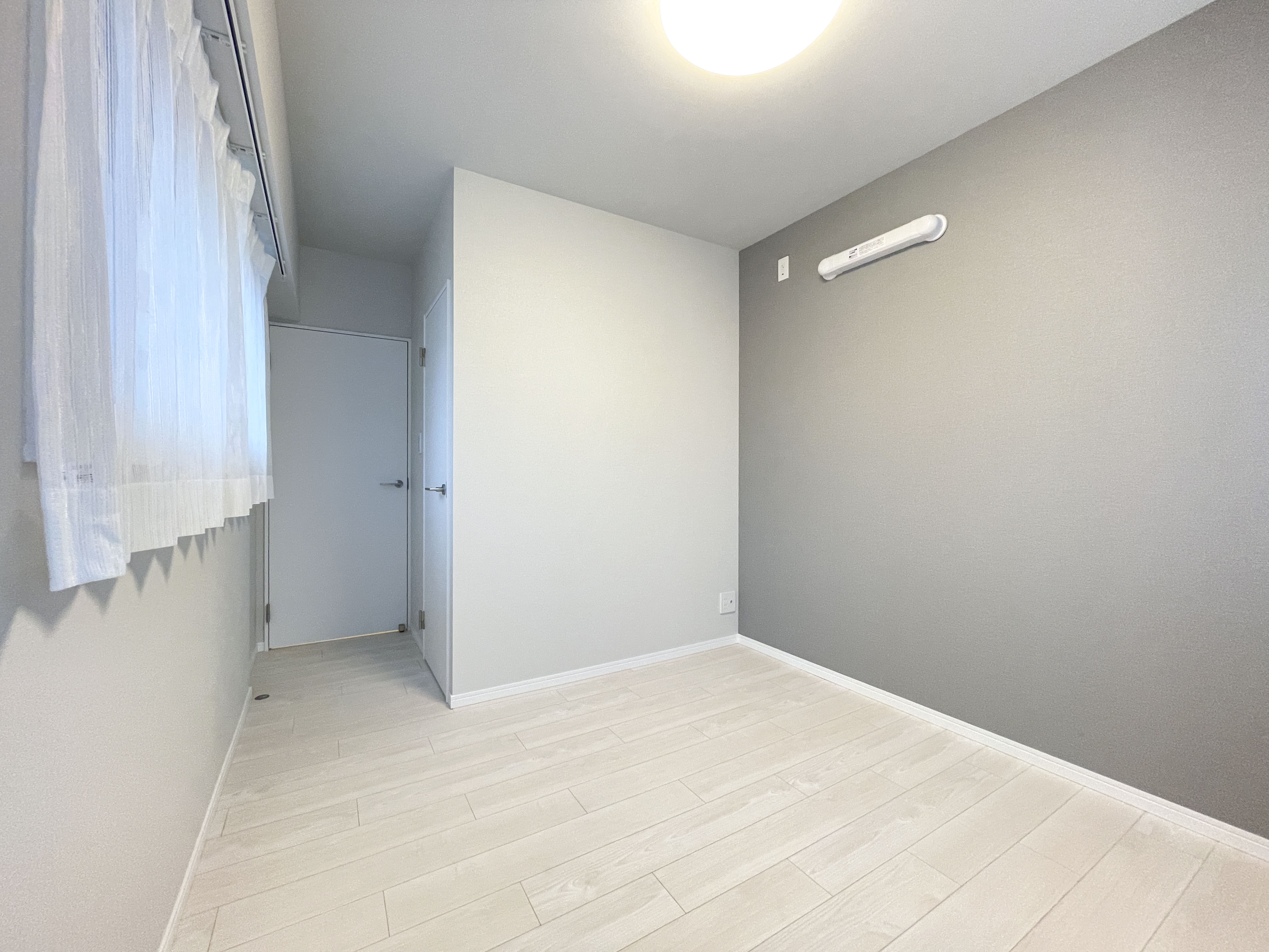 窓とドアが付いた単独の部屋で、洋室としての特徴が主な内容