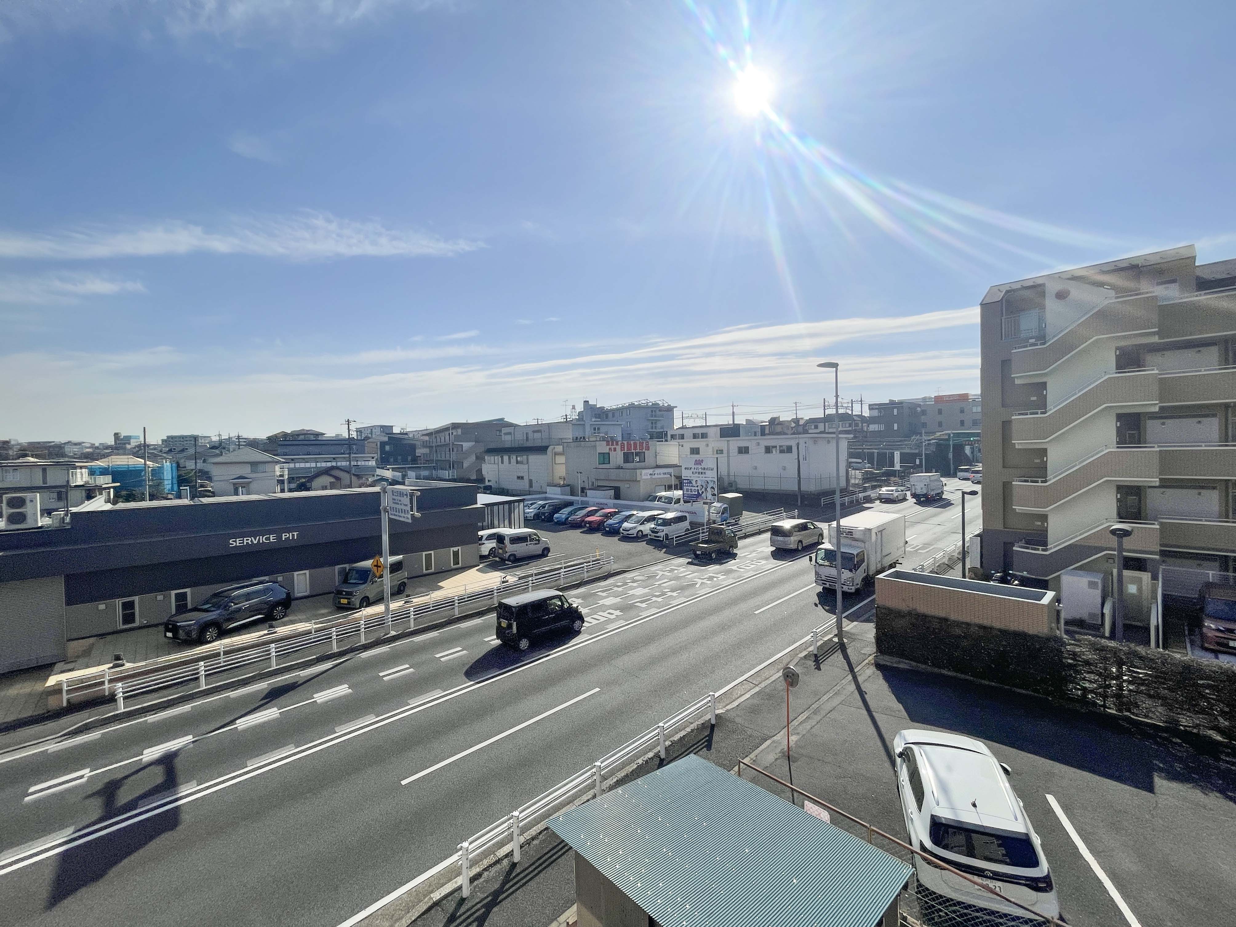 周辺環境:道路や周辺施設を含む街並みの広範囲な撮影