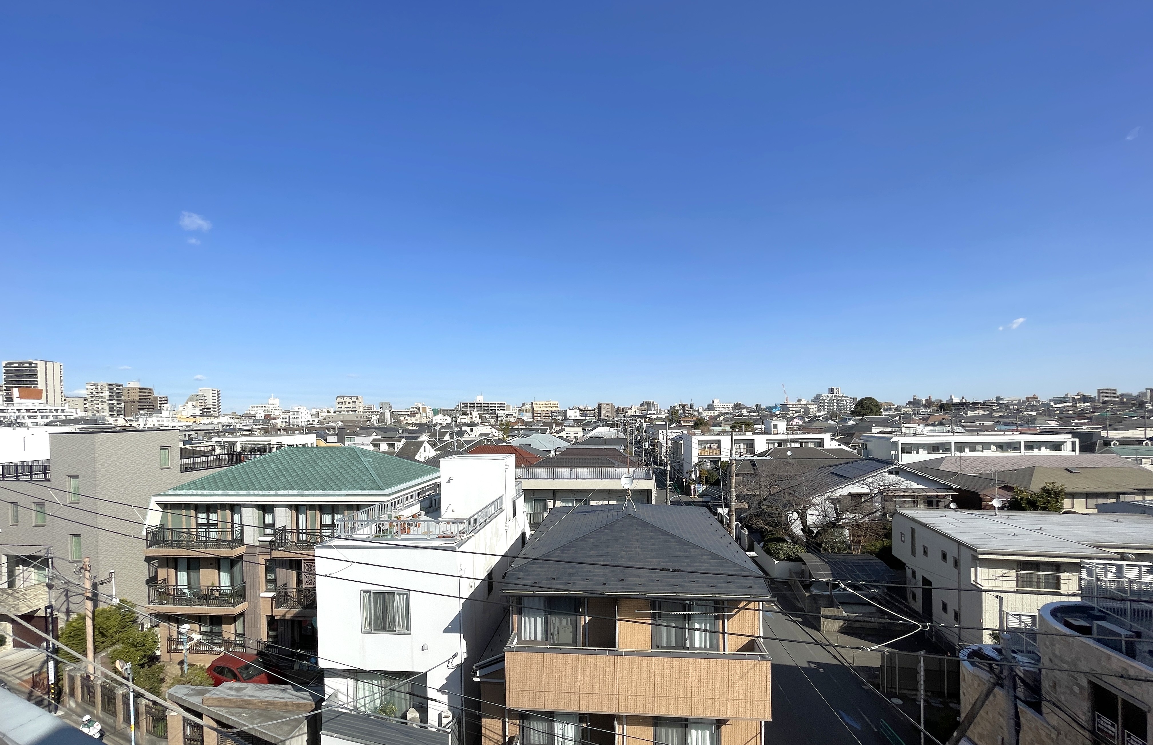 窓やバルコニーからの都市景観が主体の画像