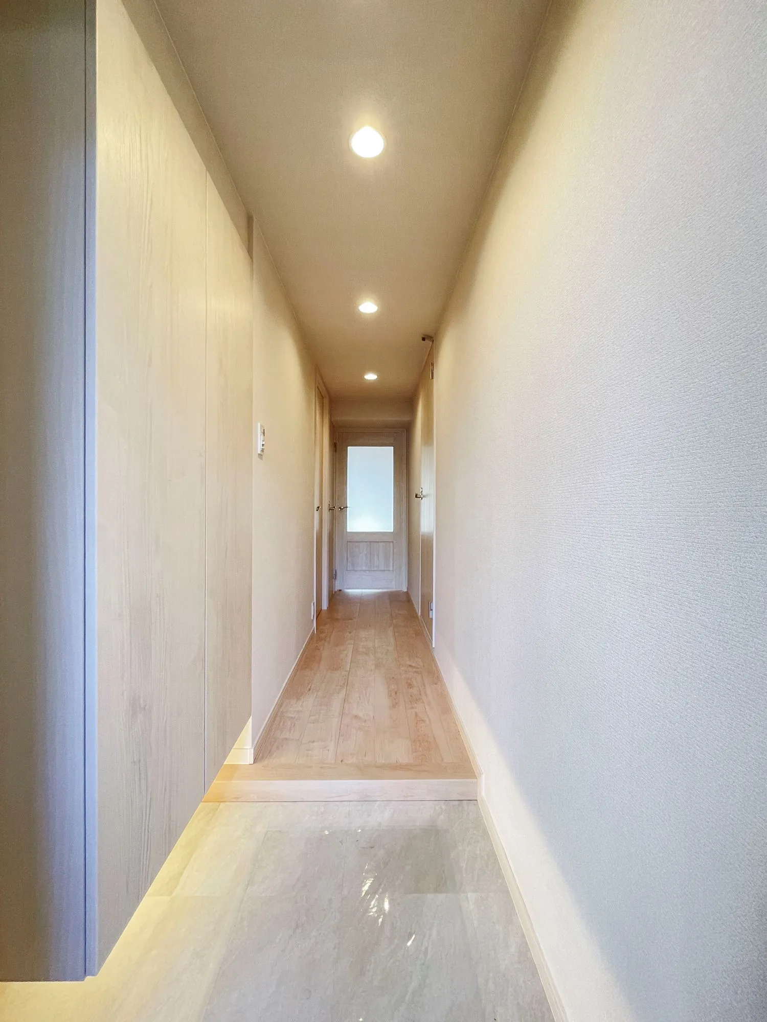 廊下の共用部分を撮影した室内写真