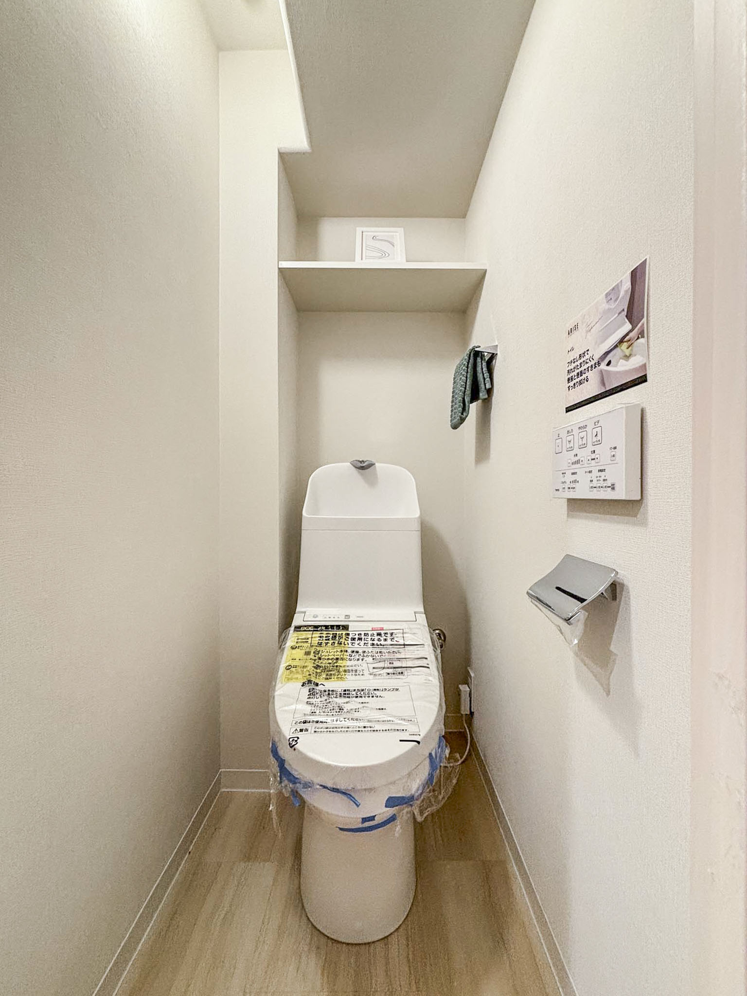 便器が主体のトイレの室内写真