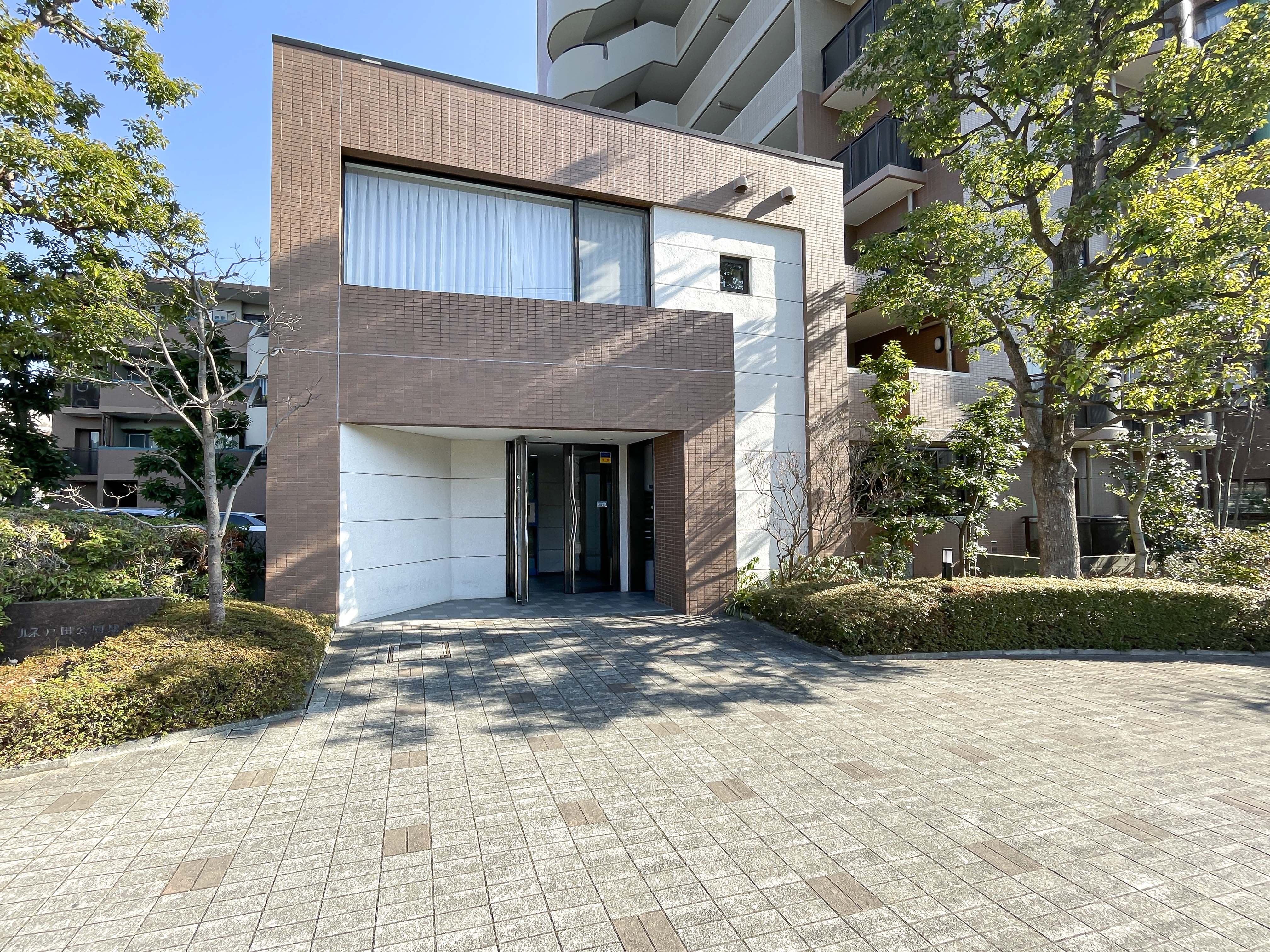 建物の玄関部分を撮影した外観写真