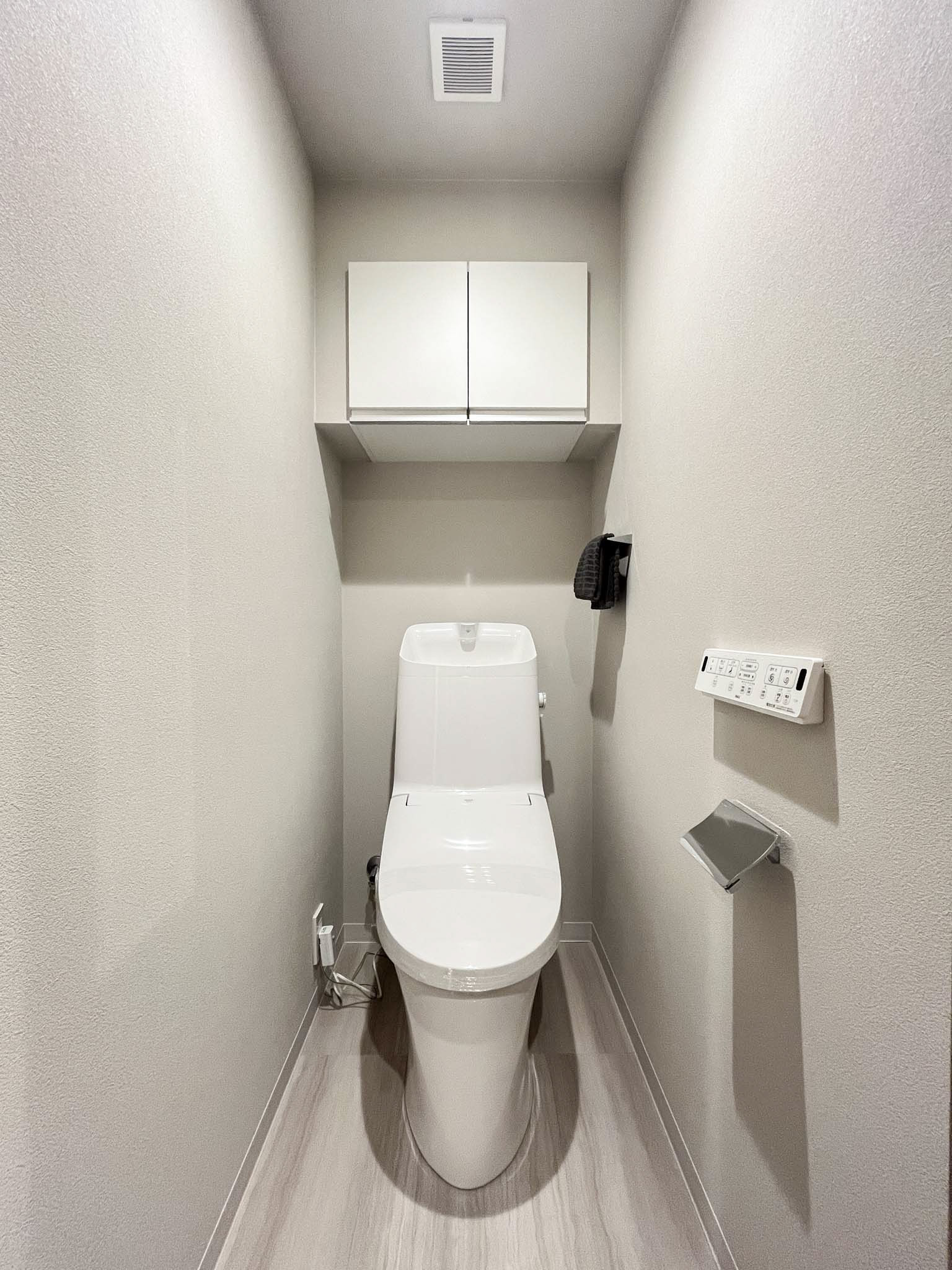 便器が主体のトイレの室内写真