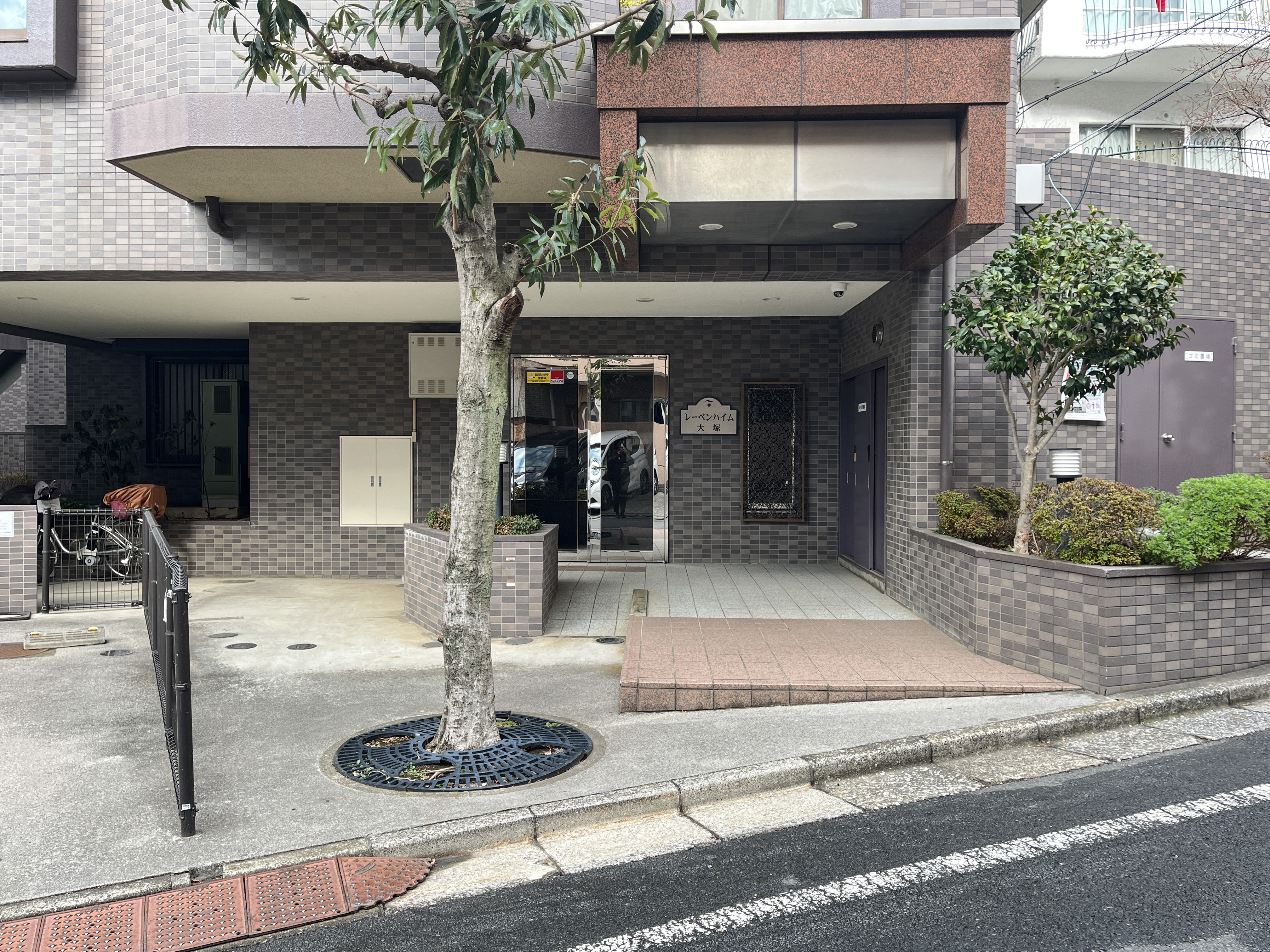 建物の外観全体を捉えた画像で、入口や周辺環境が主体
