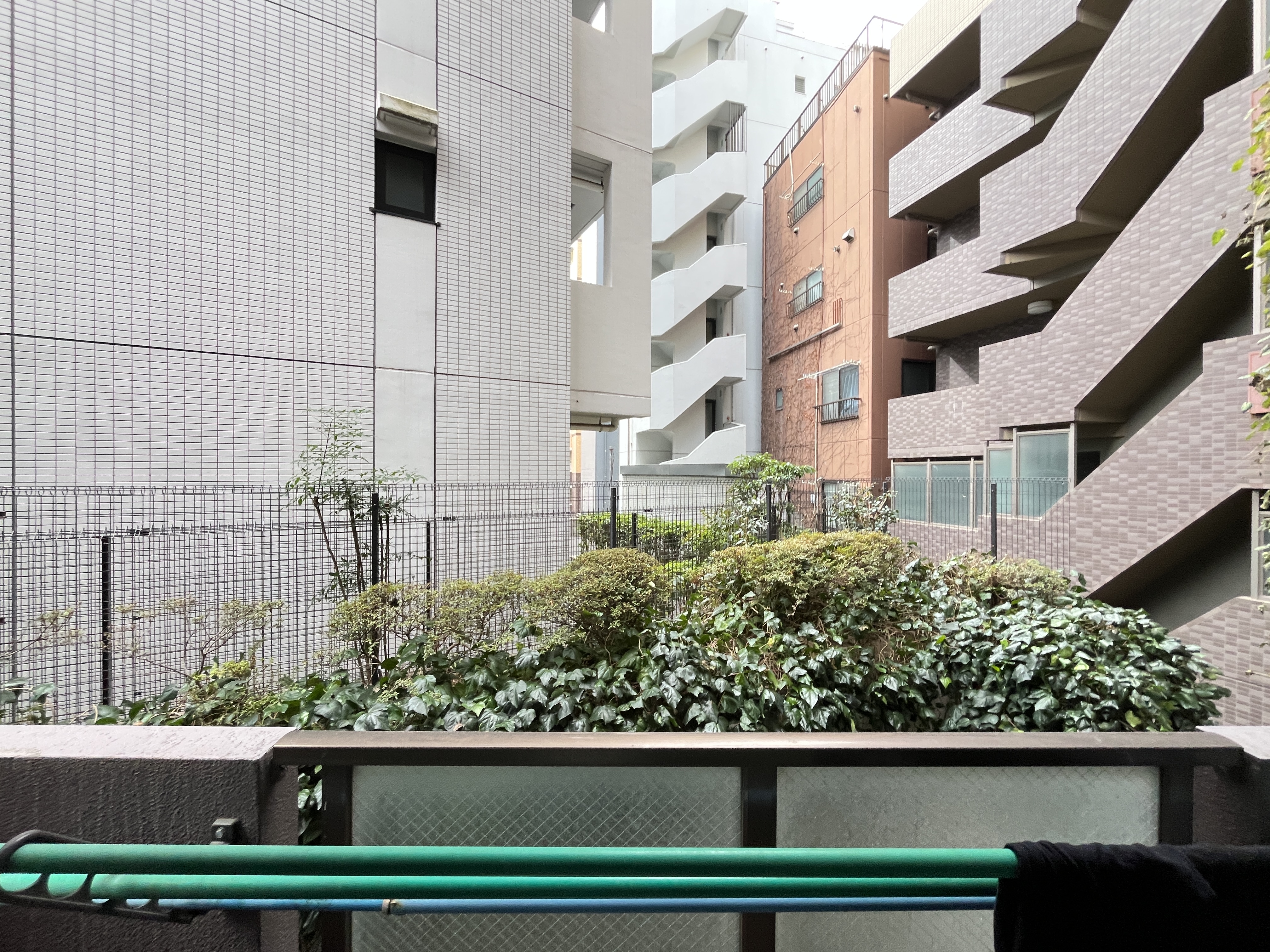 バルコニーからの周辺建物・緑地を捉えた眺望写真