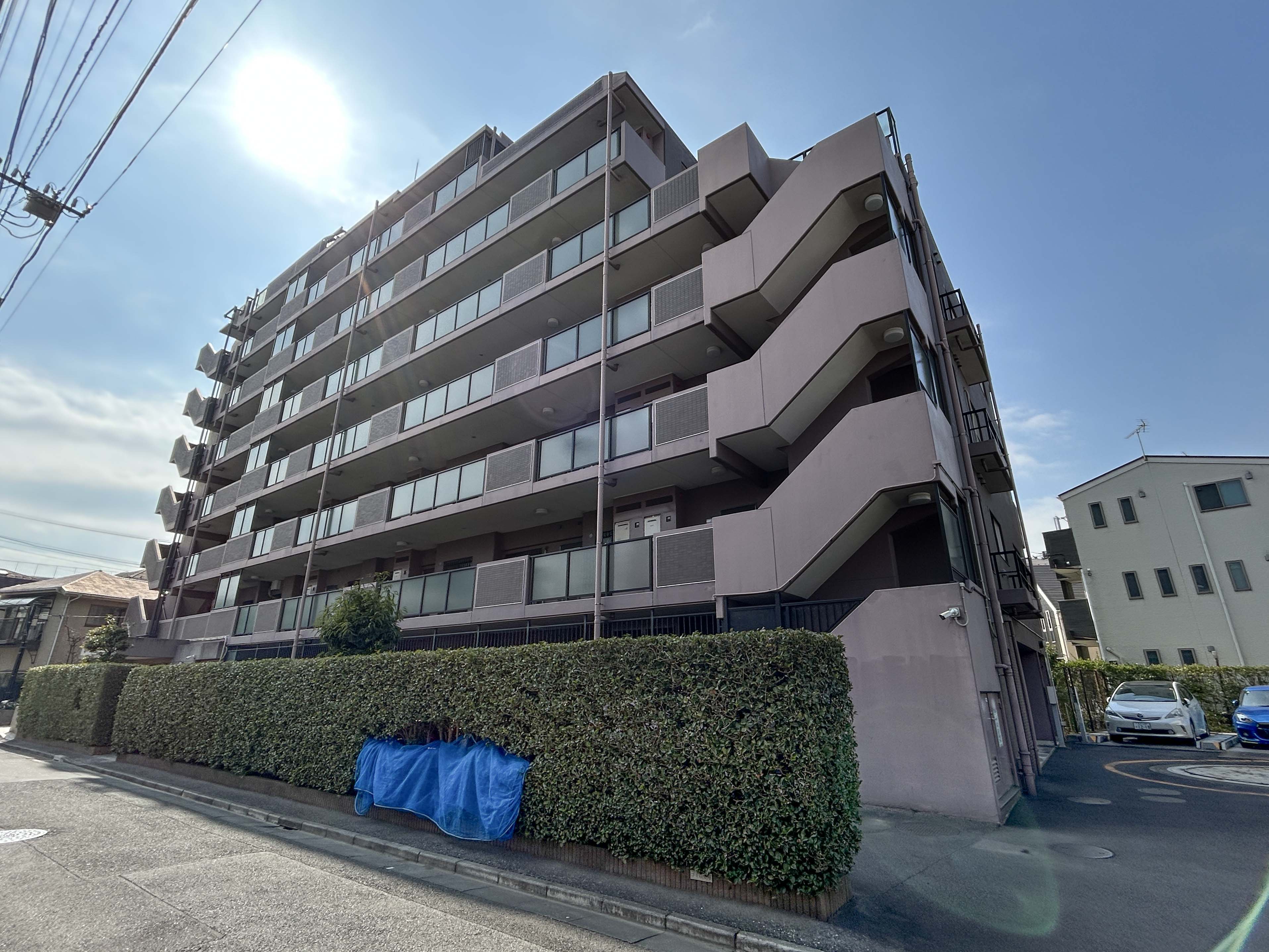 建物の外観が中心に写っている画像