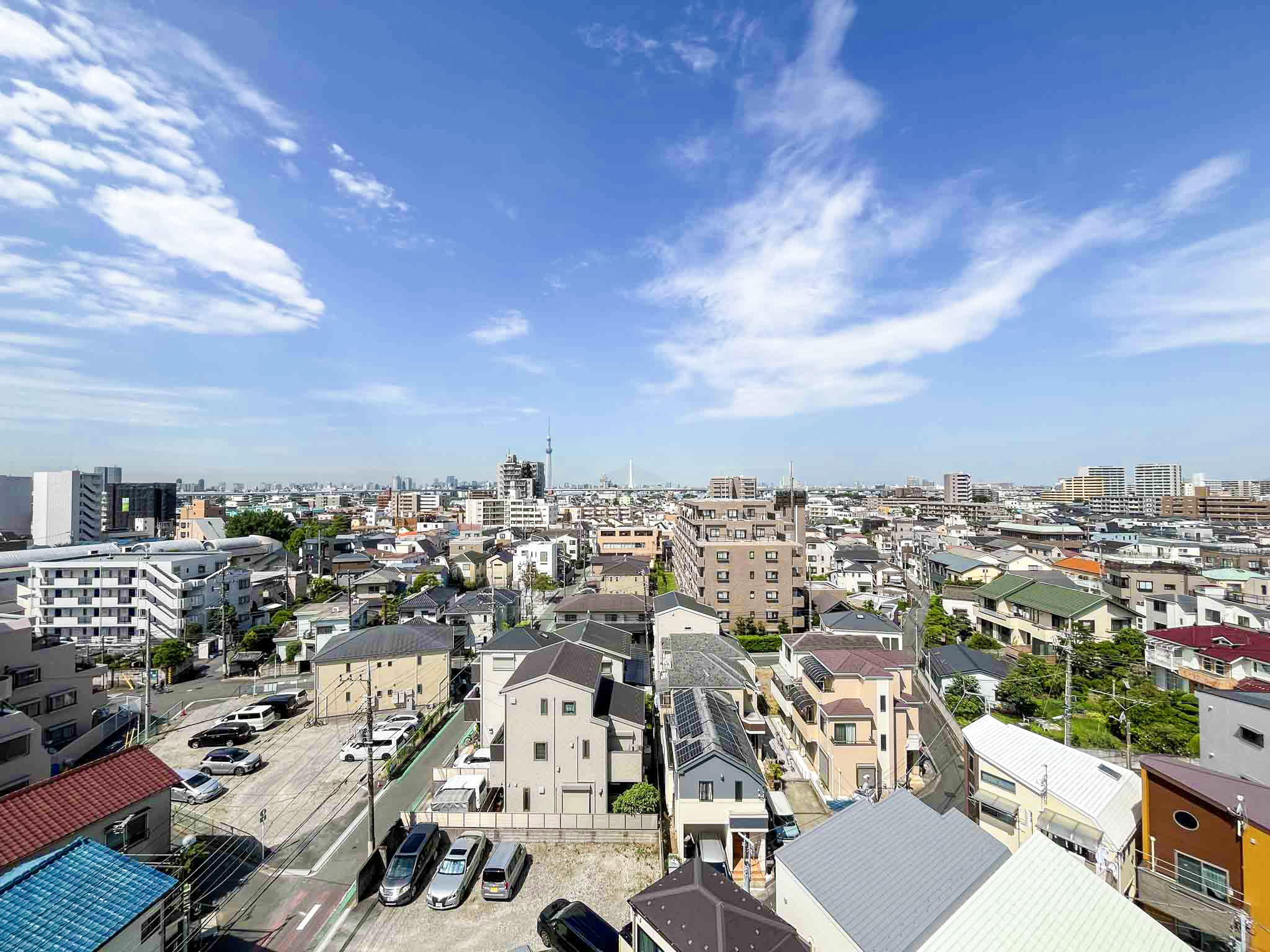 住宅街と道路、駐車場を含む周辺環境を捉えた画像