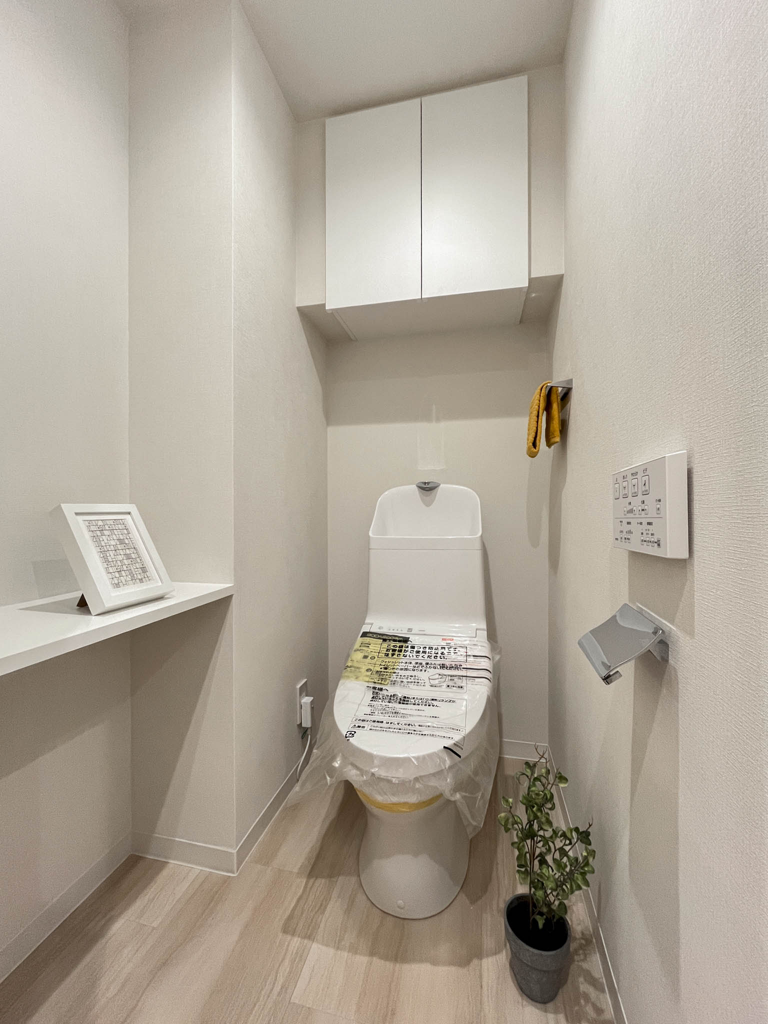 便器を中心としたトイレの室内写真