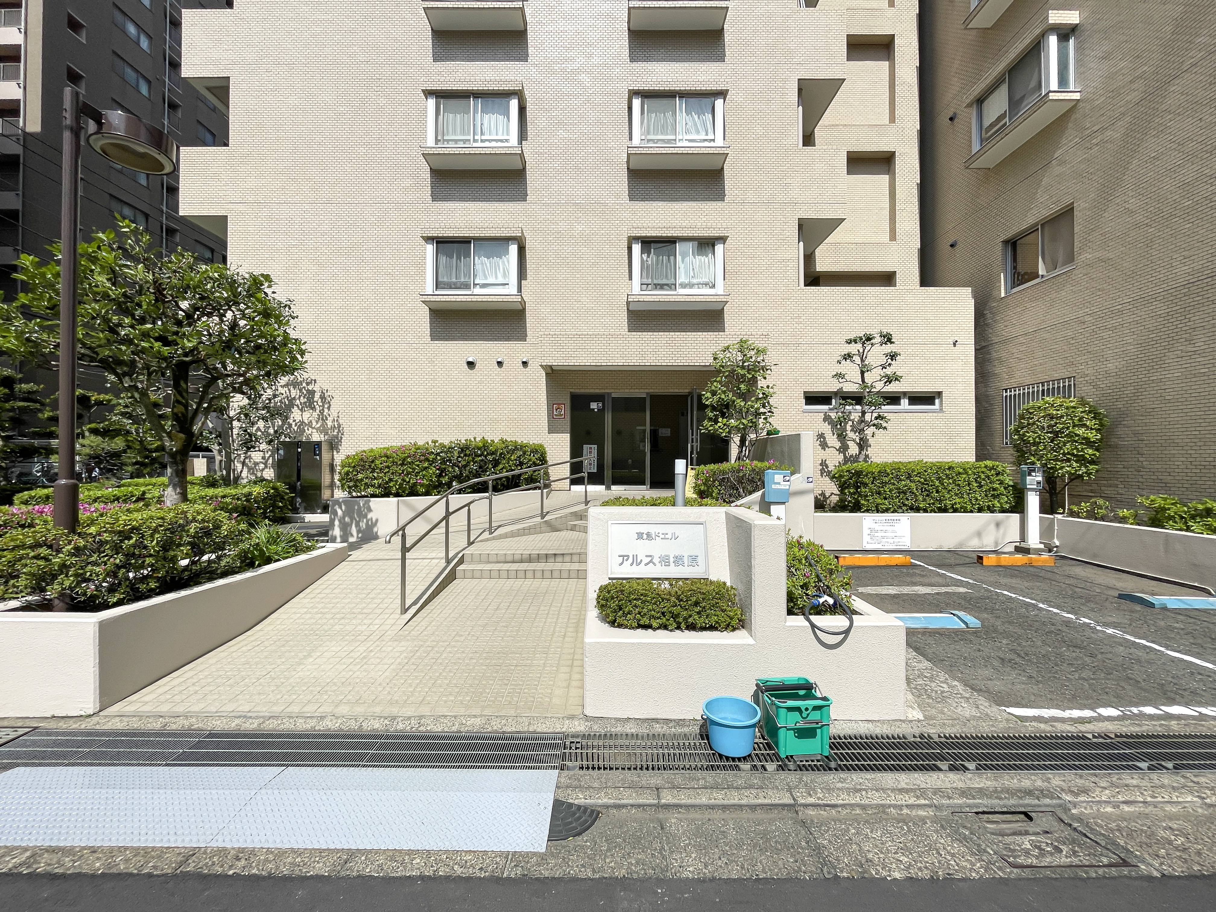 建物の正面と周辺環境が写った外観写真