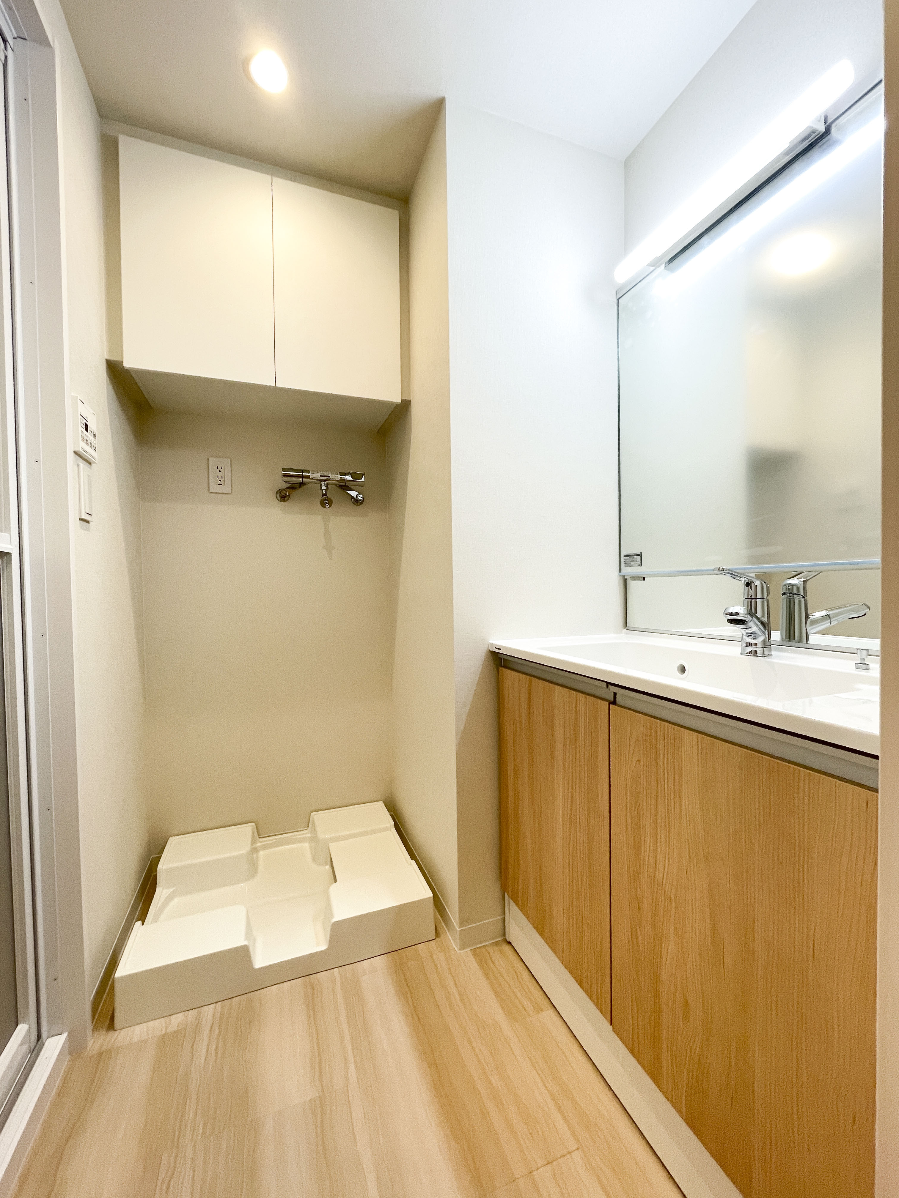 洗面台と鏡が主体の室内写真