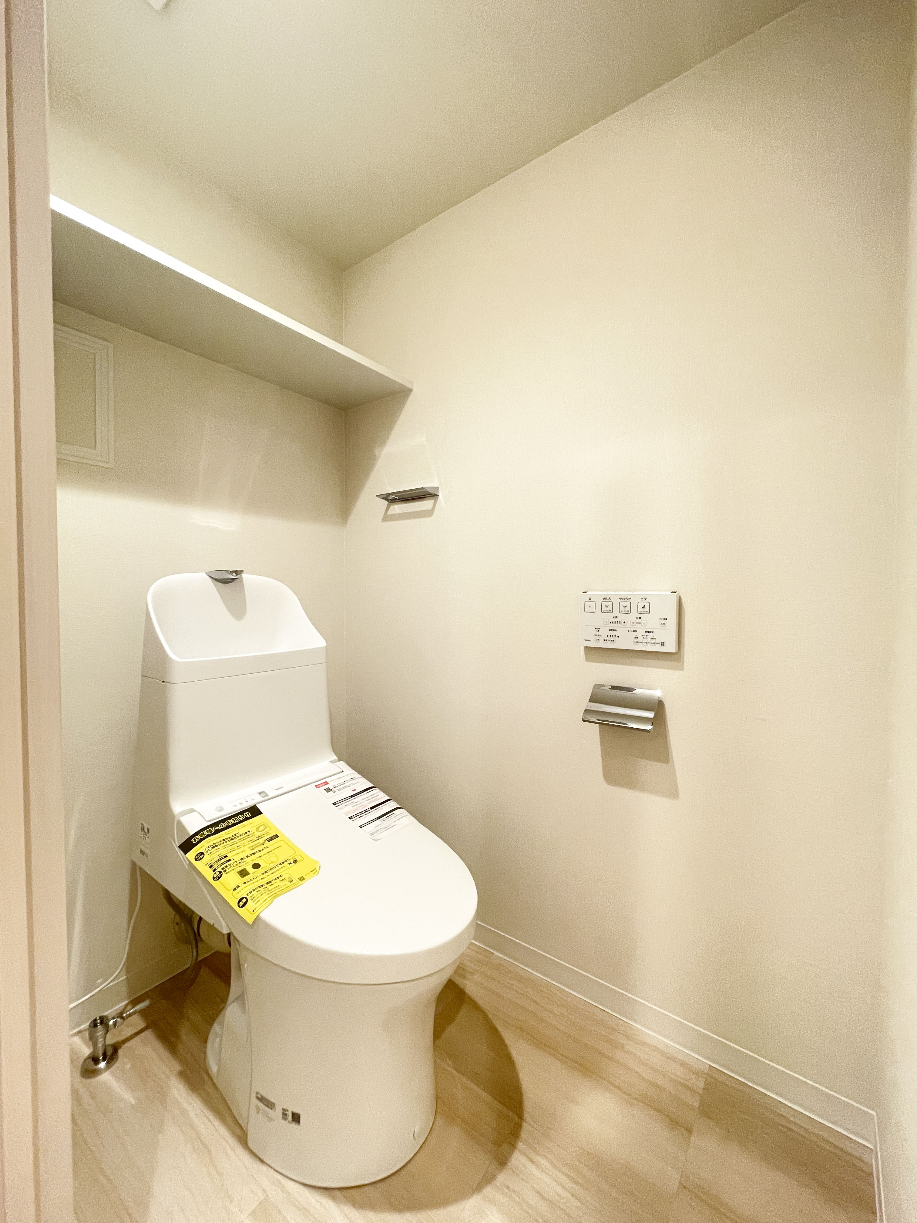 便器が主体のトイレ室内写真