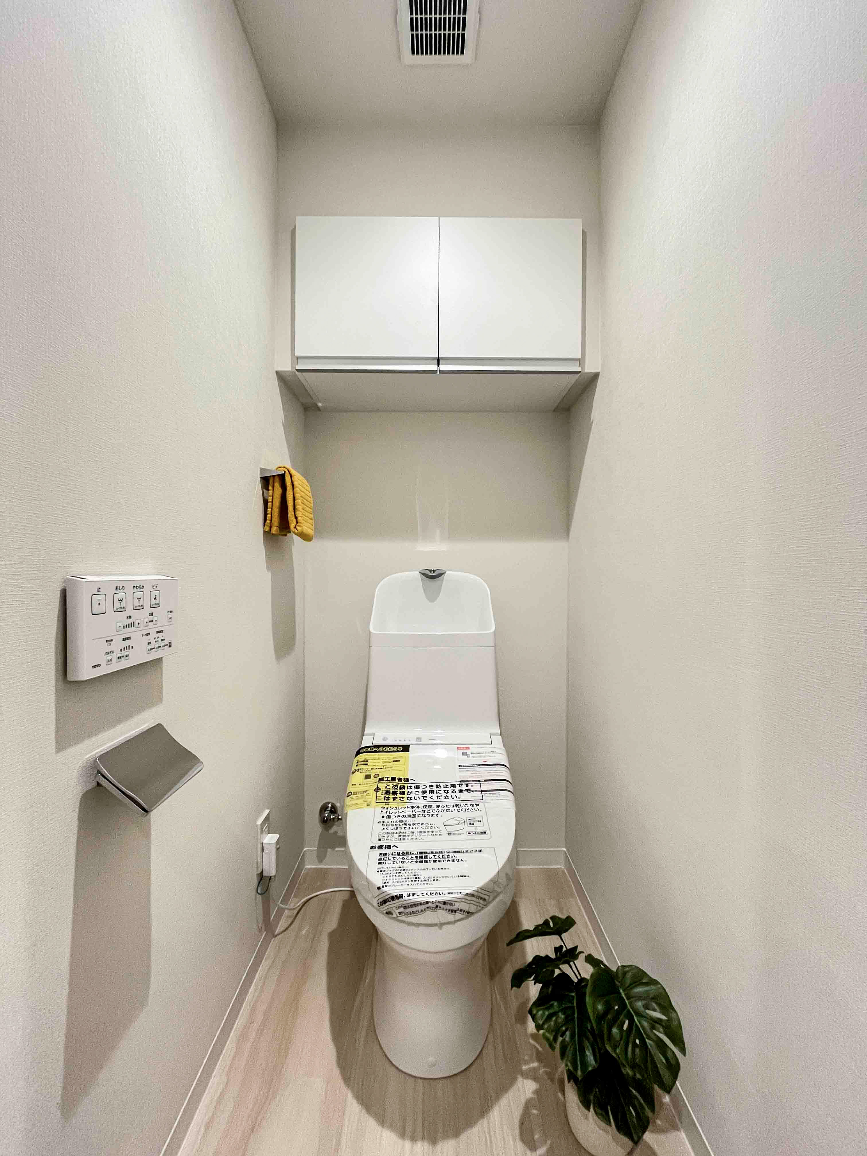 便器を中心としたトイレの室内写真