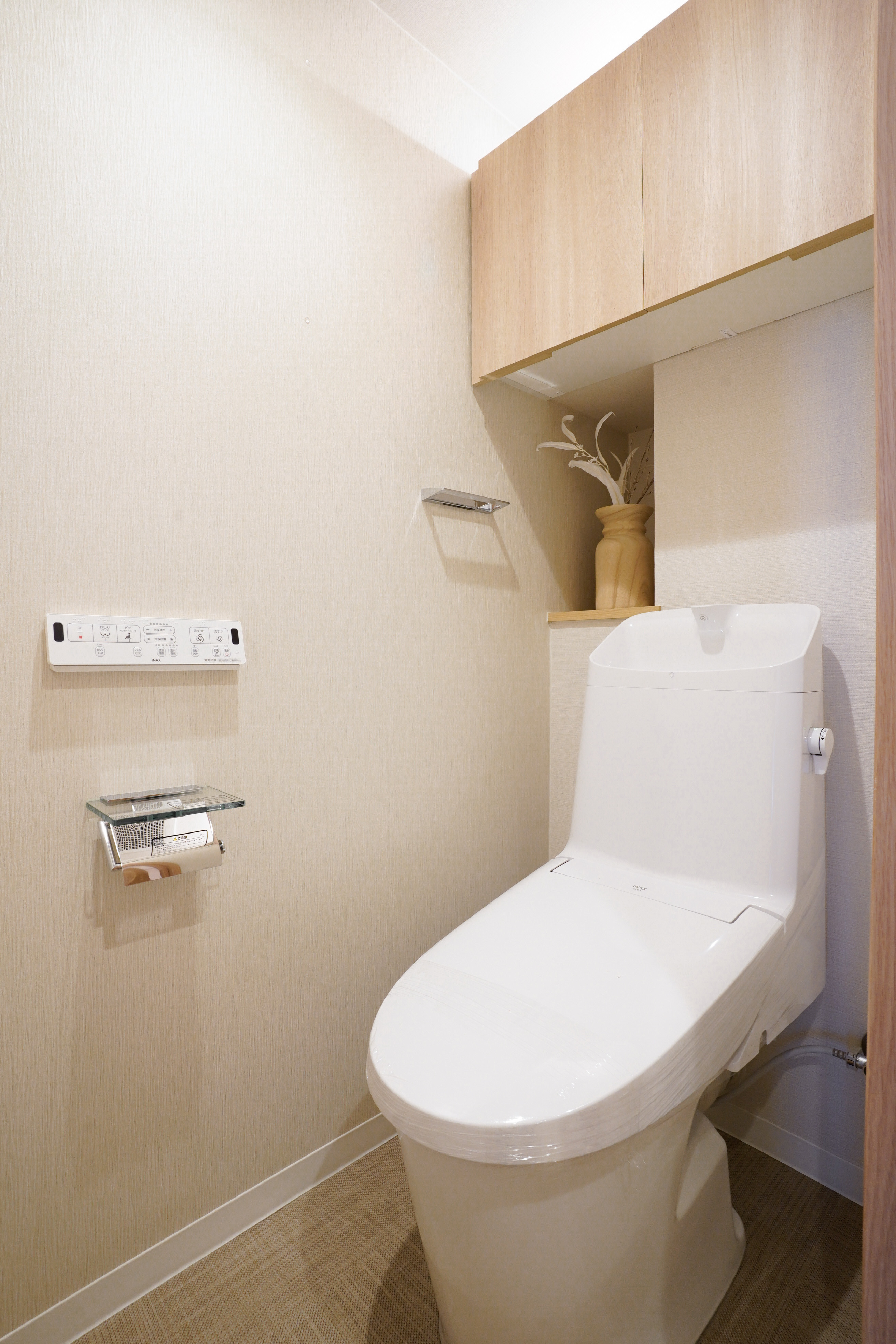 便器が主体のトイレの室内写真