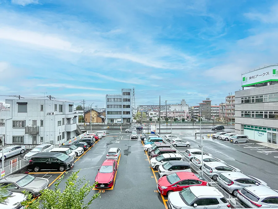 駐車場が主体で多くの車が駐車している様子を捉えた画像