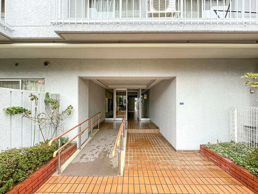 エントランスホールと廊下の共用部分を撮影した写真