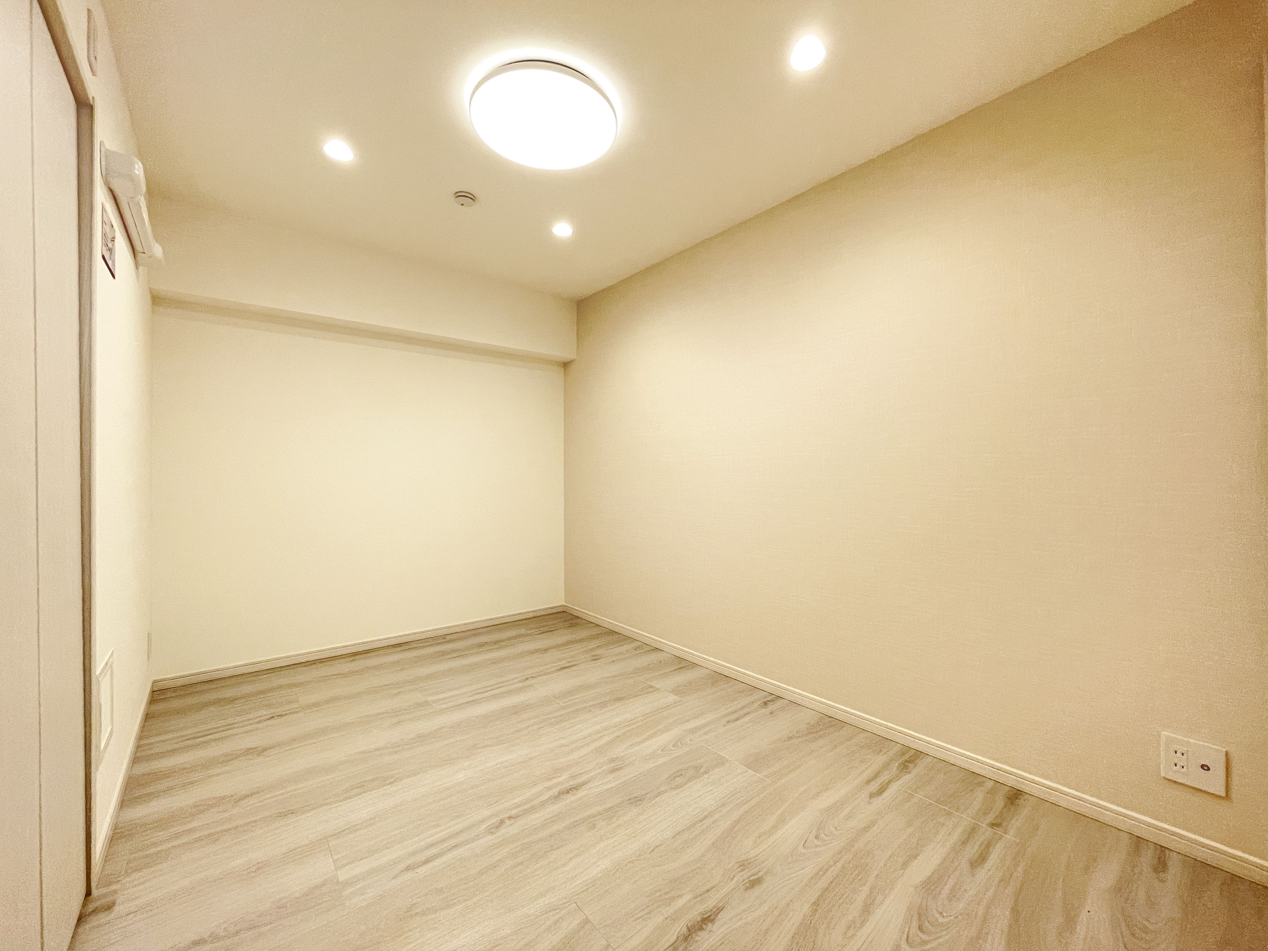 単独の部屋が主体で、洋室としての空間を示す室内写真