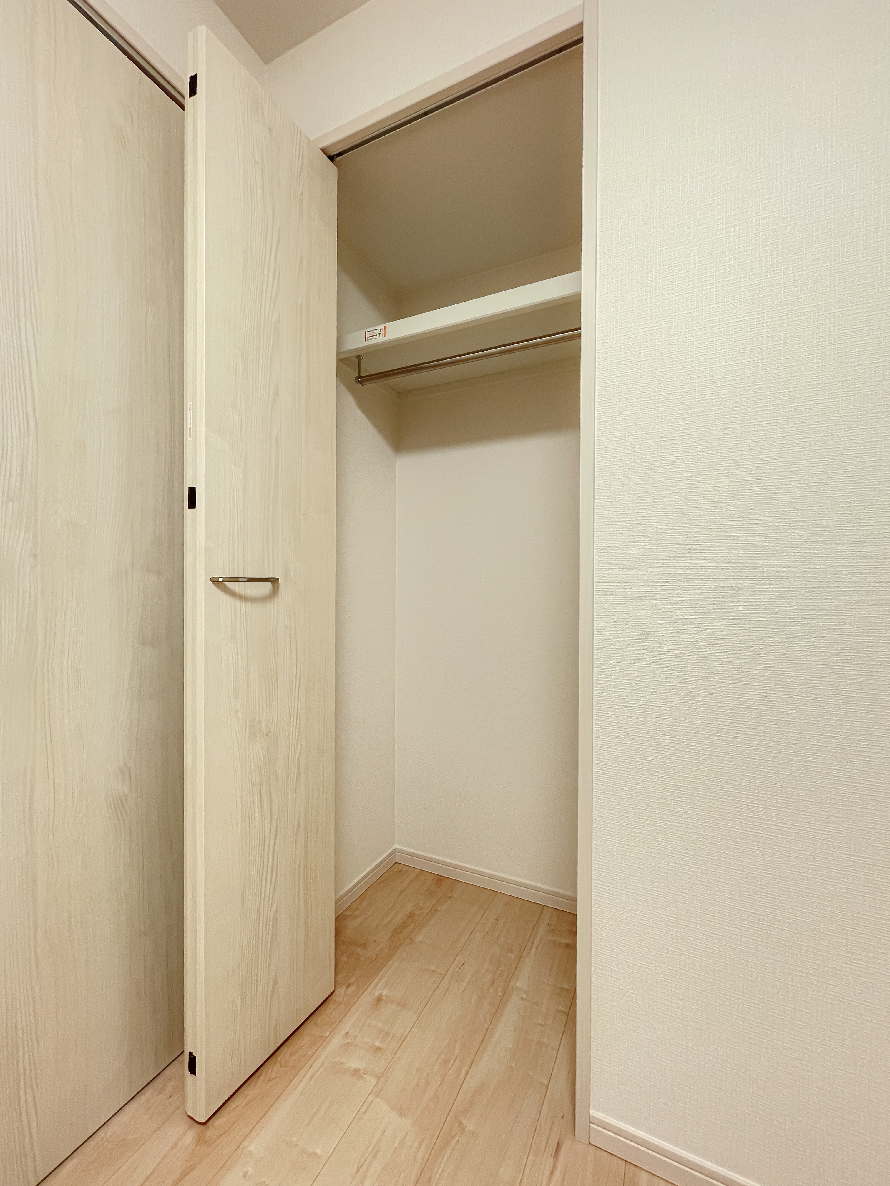 建物内の洋室に設置された収納スペース（クローゼット）の写真