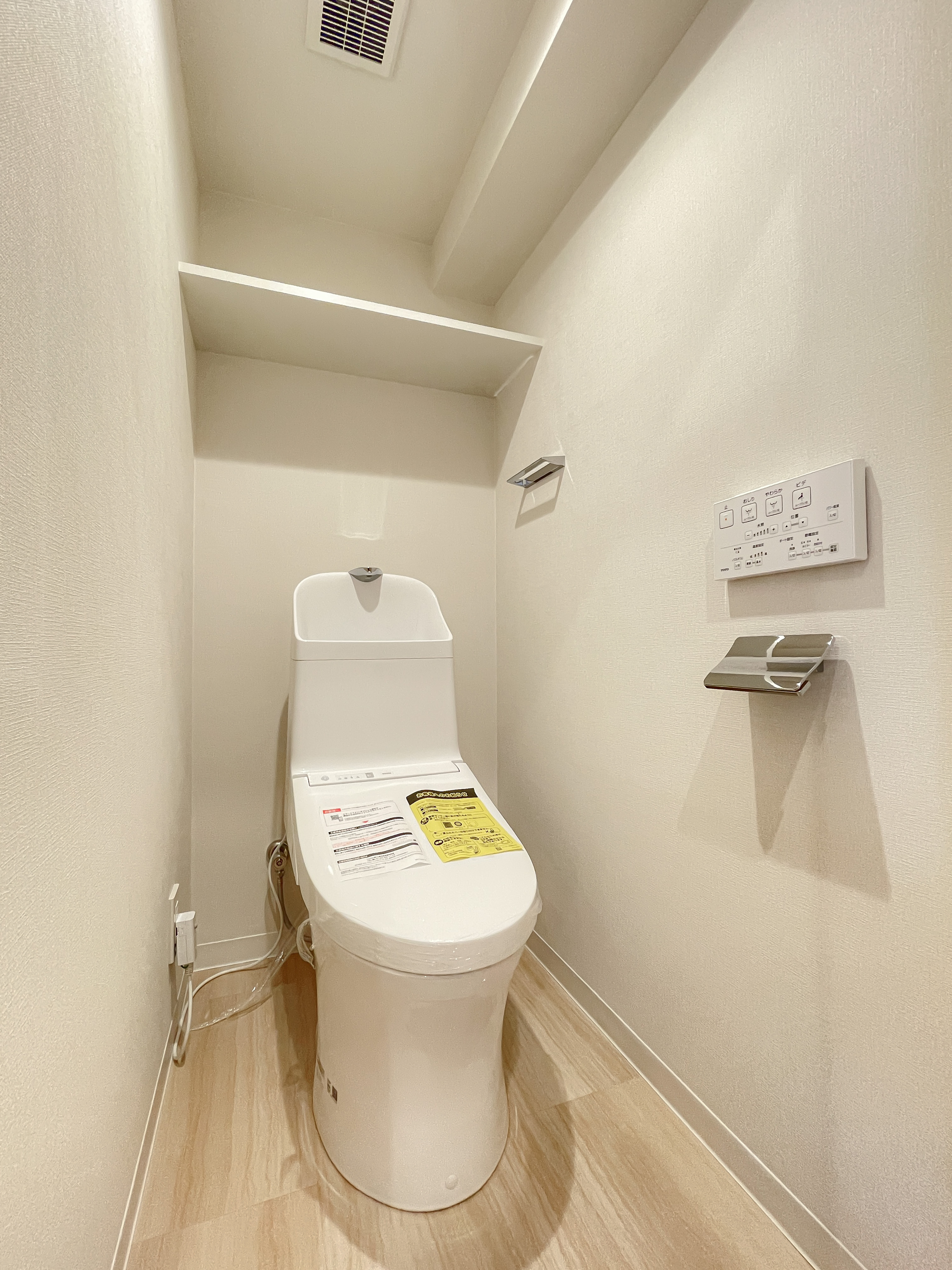 トイレ設備が主体の室内写真