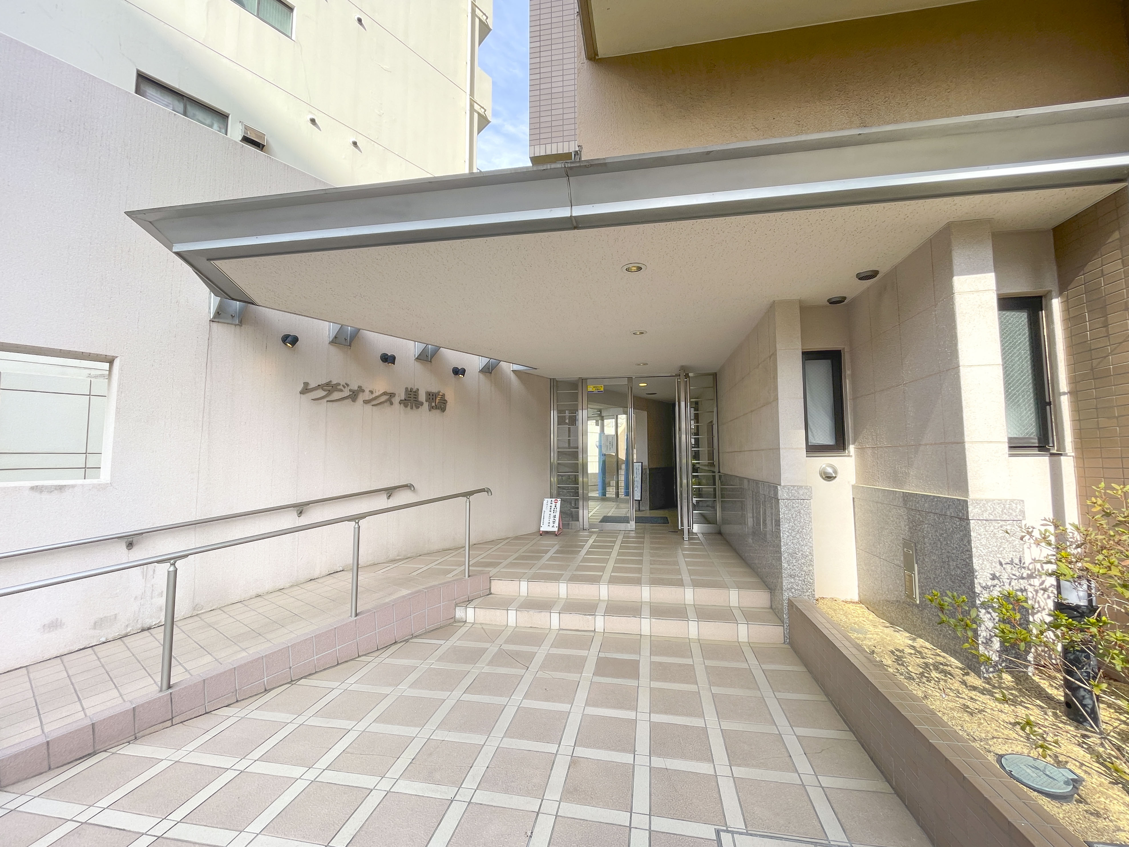 建物の玄関エリア（庇、階段、ガラスドア）が主体の写真