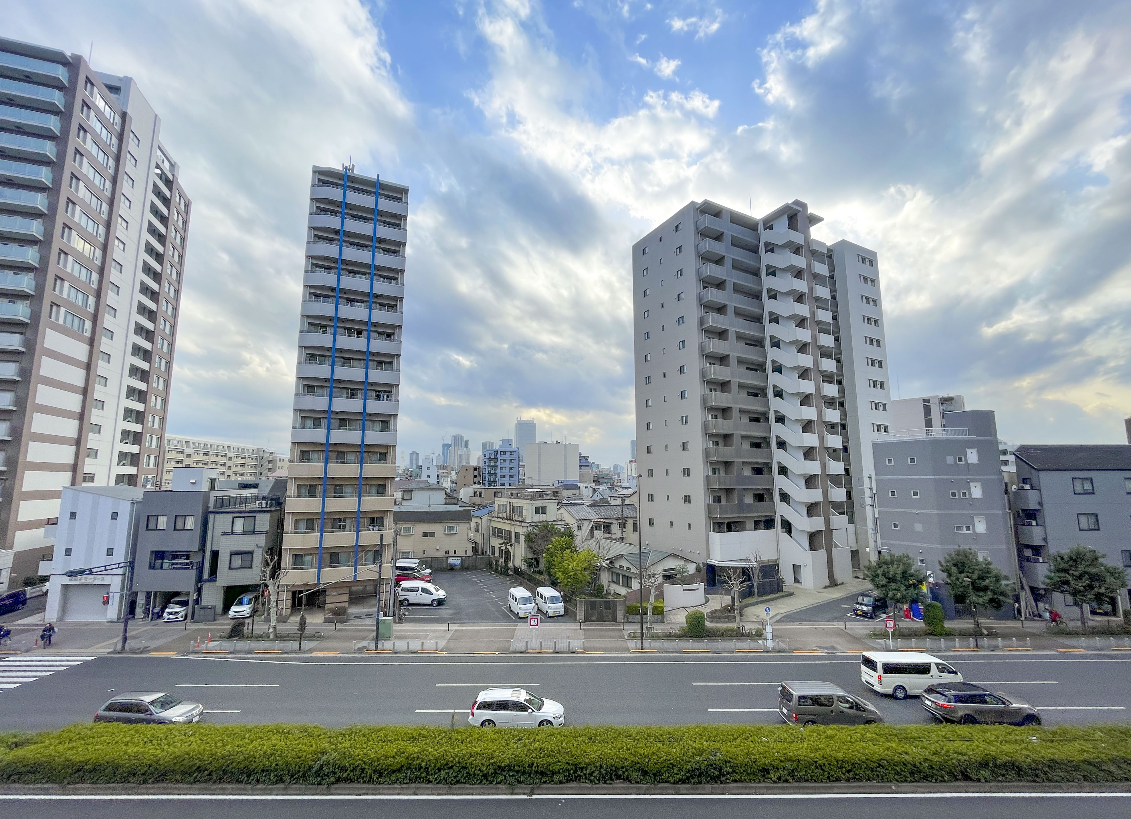 高層マンションの外観を捉えた都市景観
