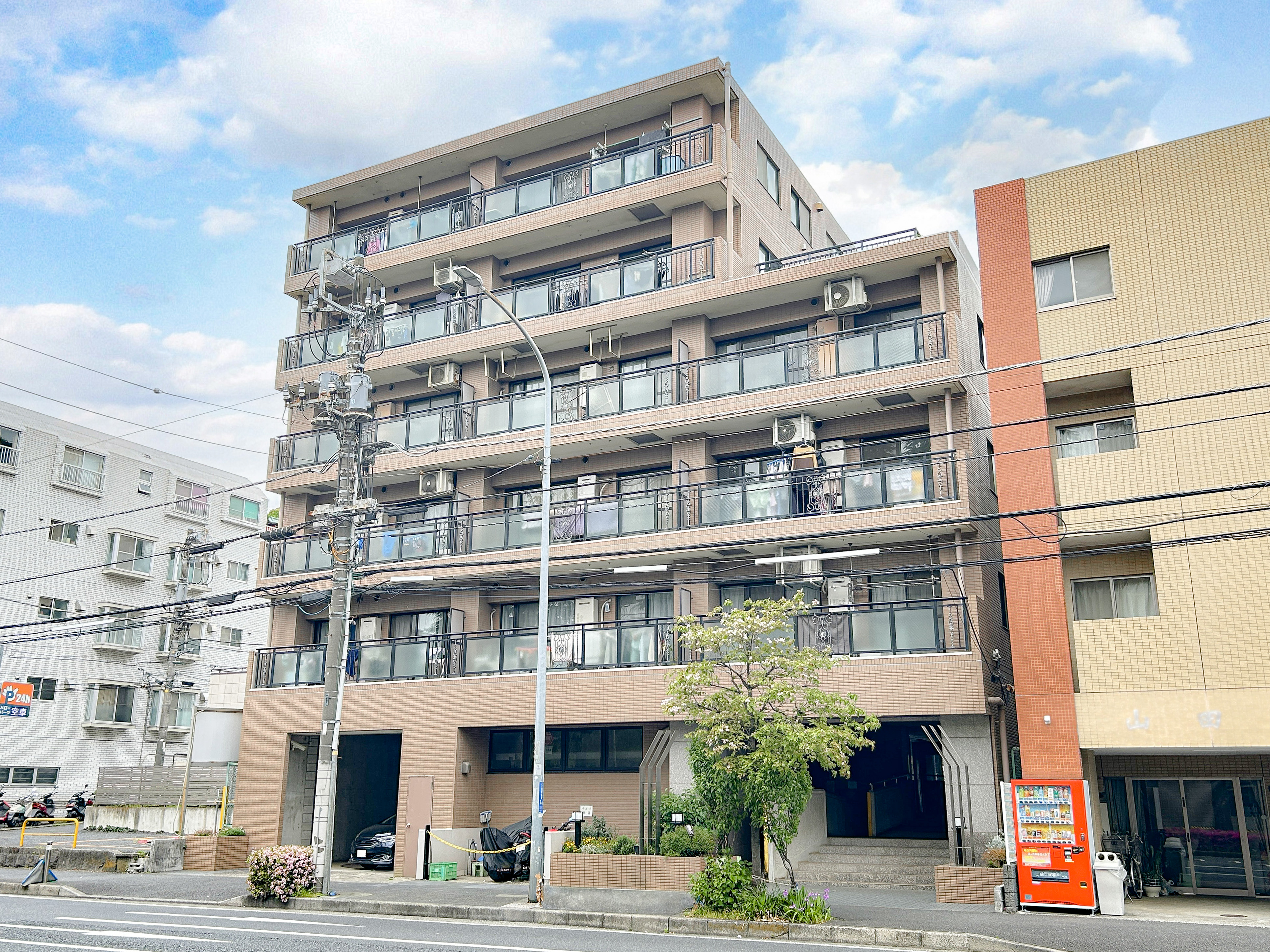 建物の外観全体を撮影した写真