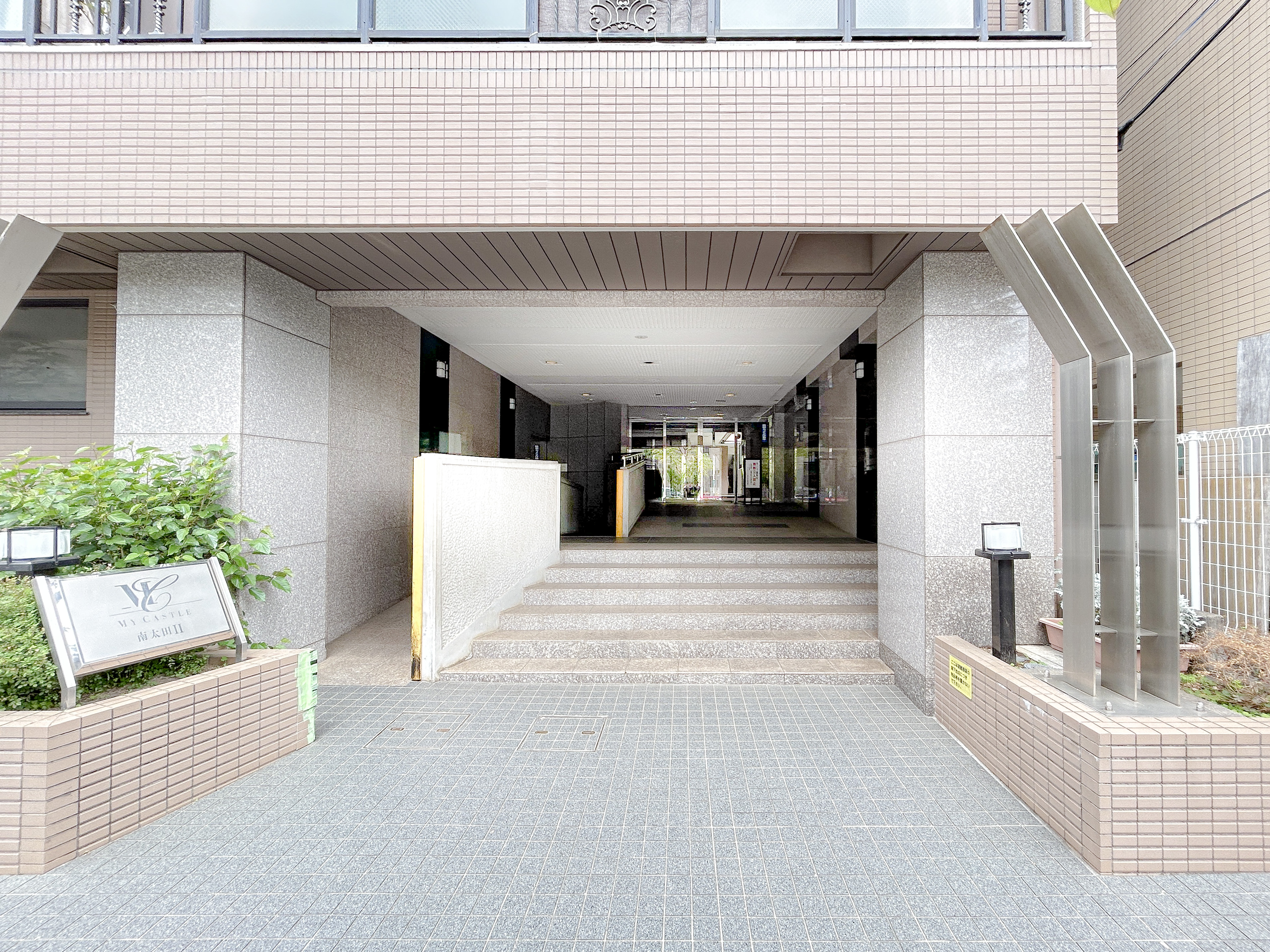 建物の入口部分を撮影した外部の玄関エリア