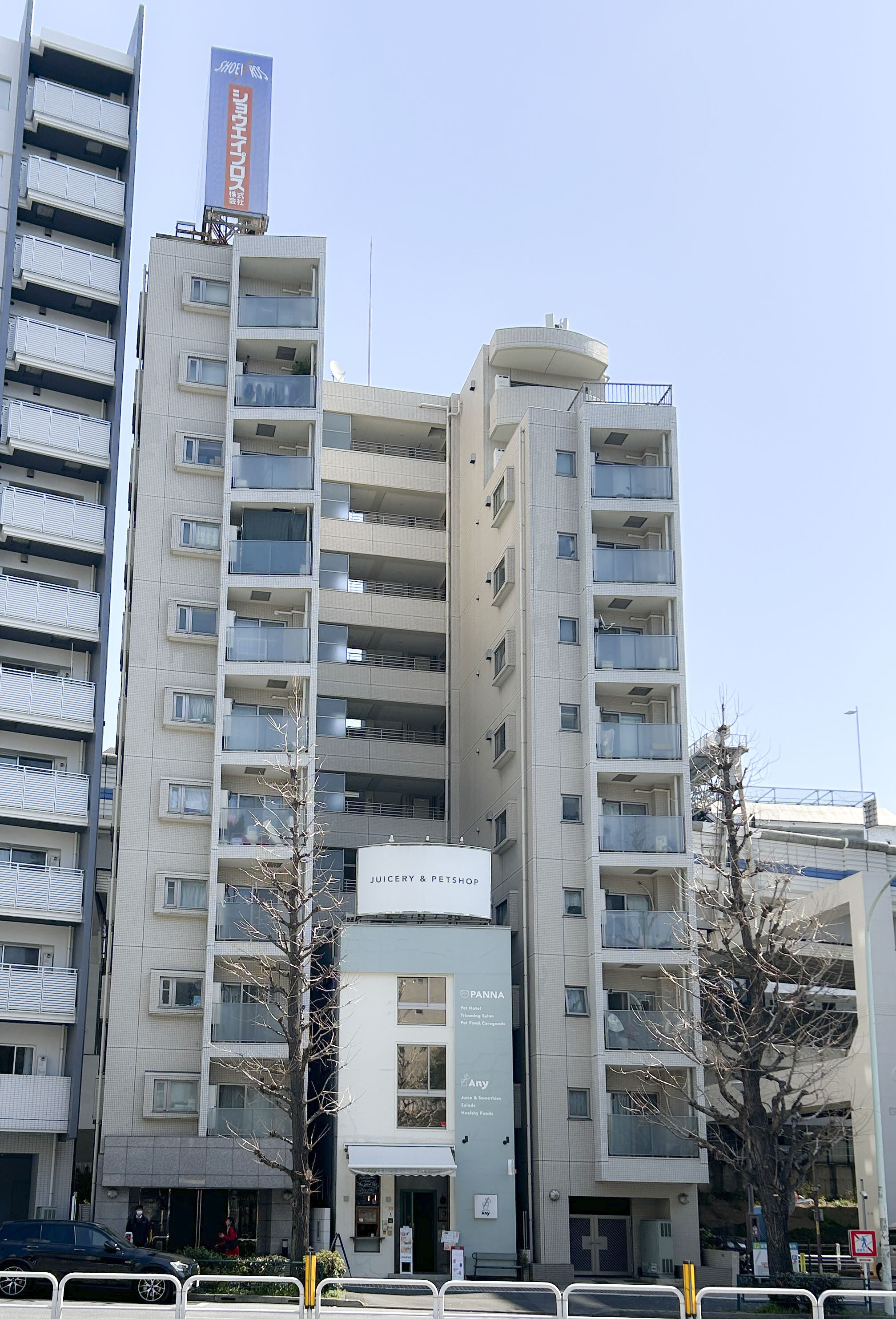 外観:建物の外観が中心に写り、バルコニーや看板などが確認できる画像