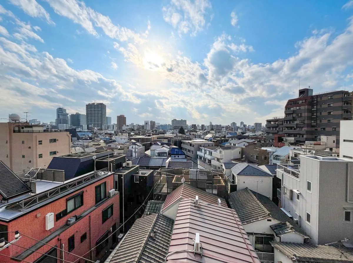 窓からの都市景観を捉えた眺望写真