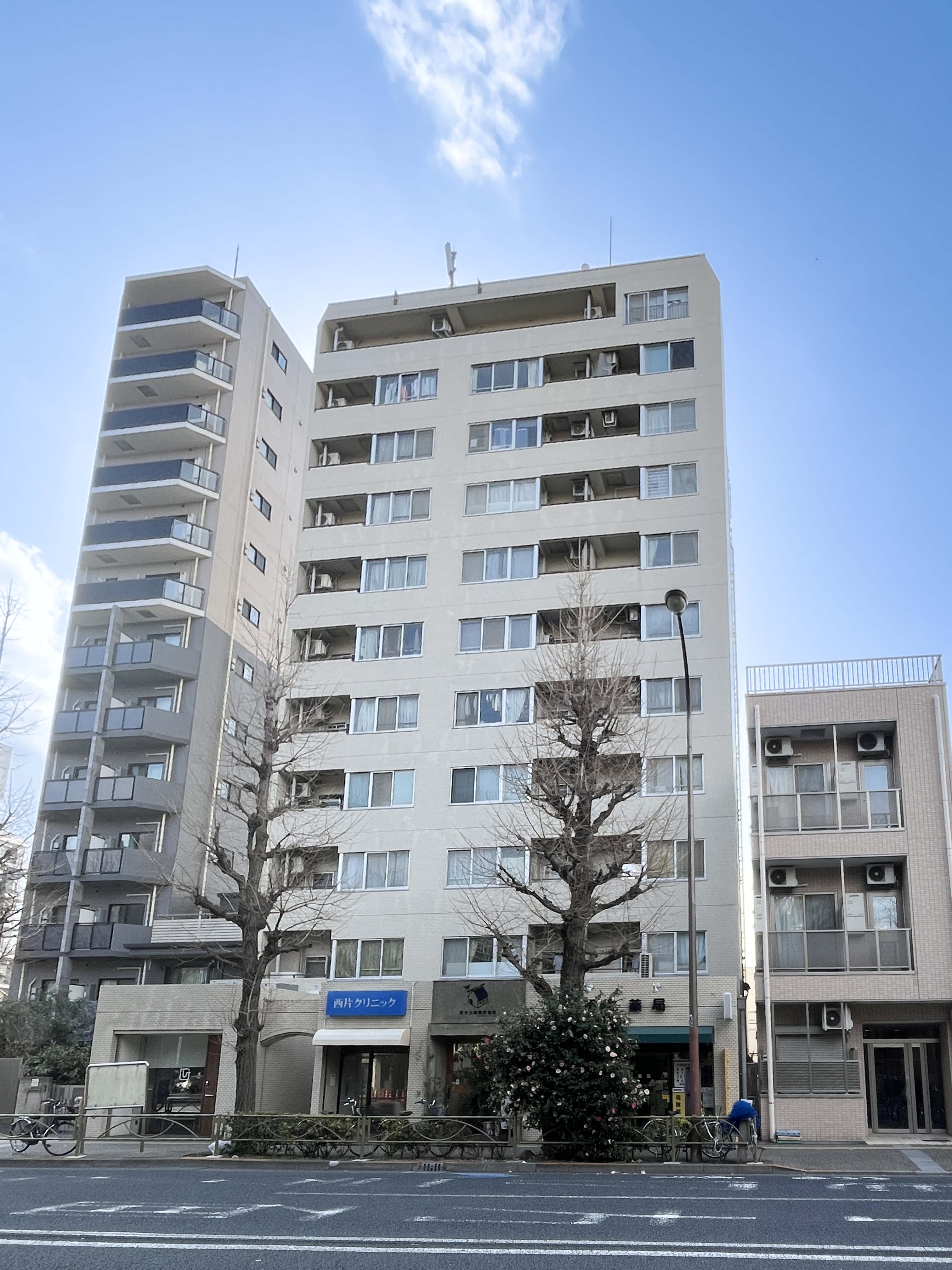 外観:高層マンションの外観全体を捉えた画像