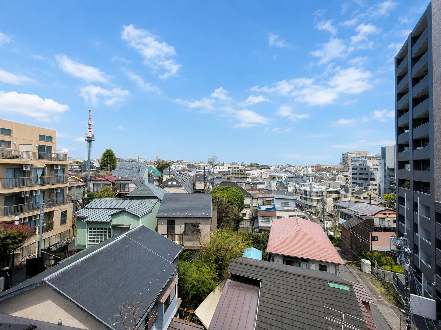 窓やバルコニーからの都市風景が主体の画像