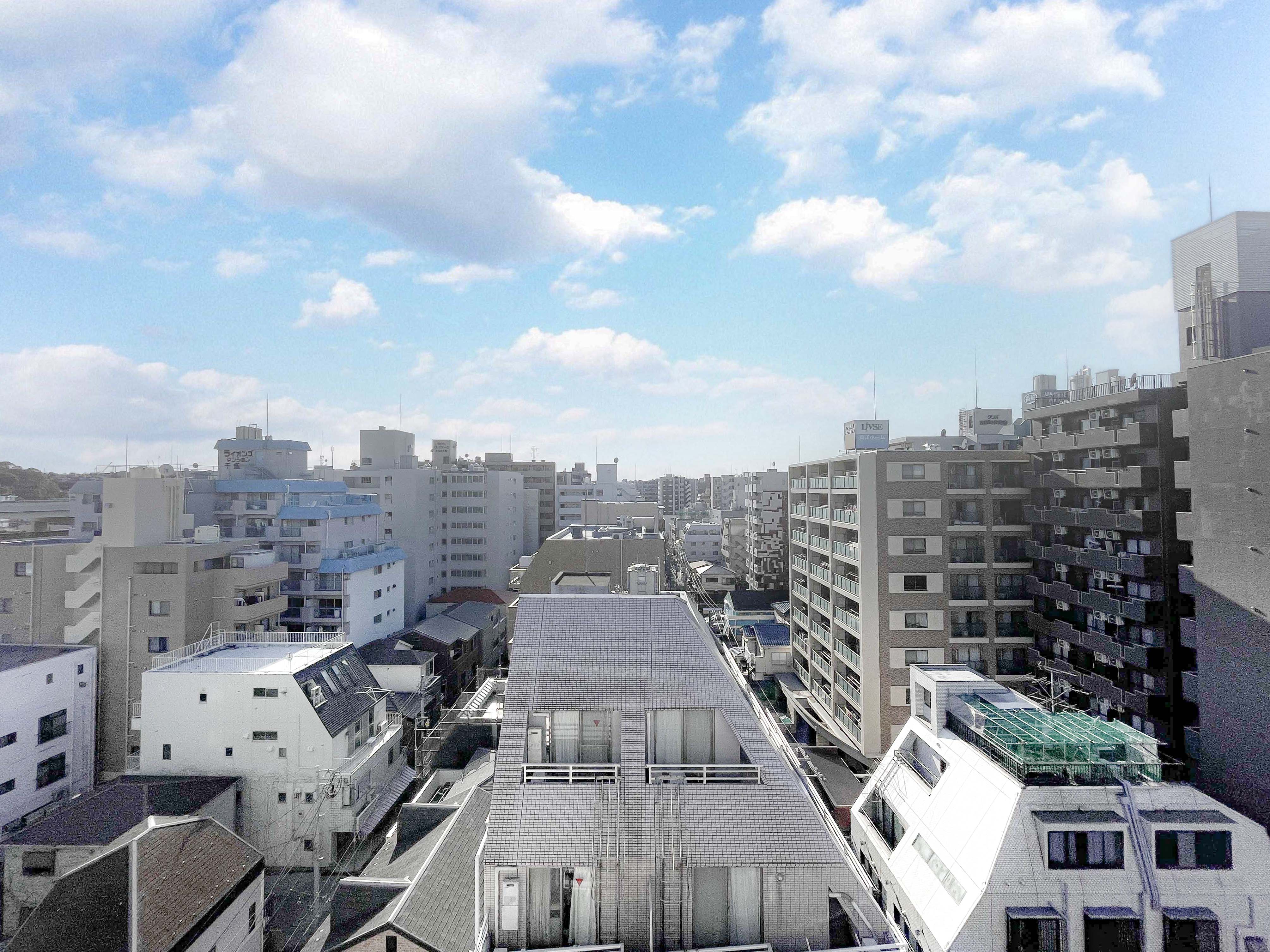 窓やバルコニーからの都市景観が主体の写真