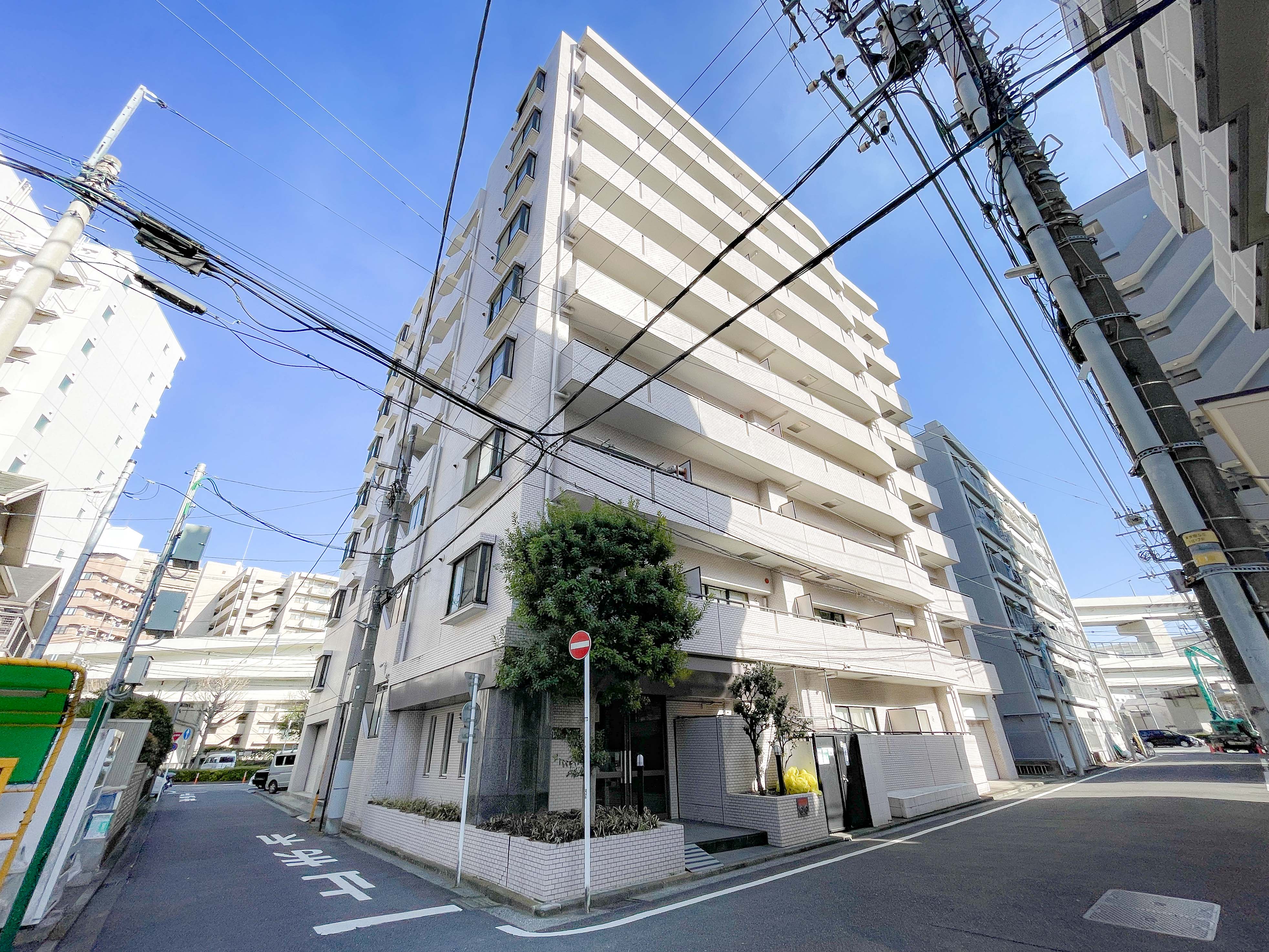 外観:建物の外観が中心に写っている街路地の風景