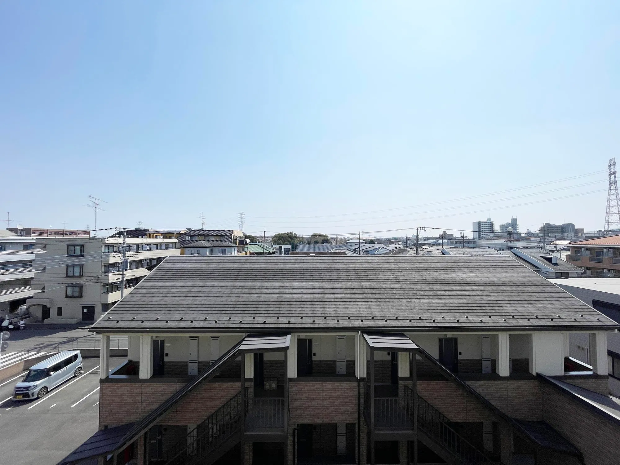 建物の屋上と外壁が主体の外観写真