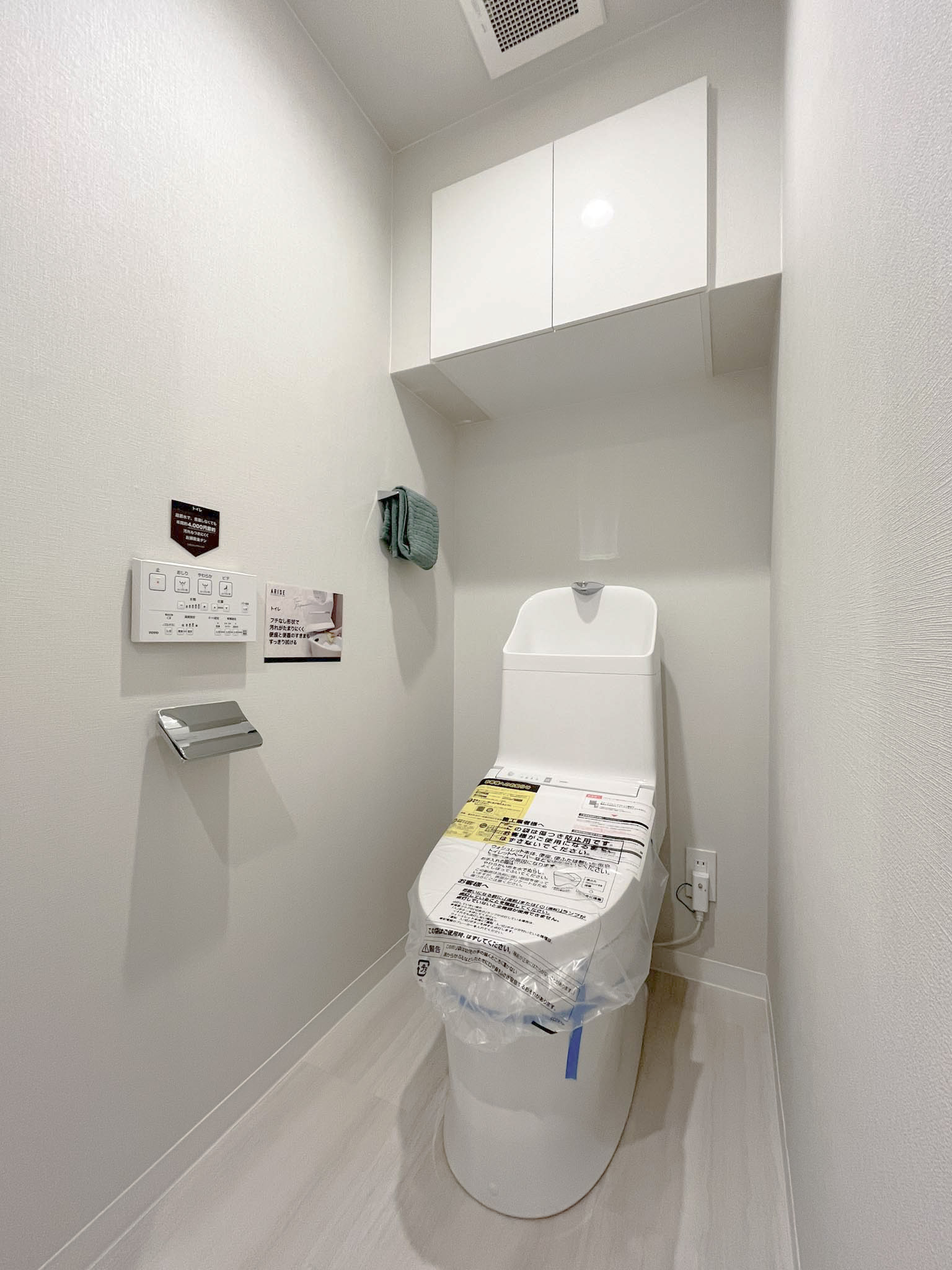 便器が中心のトイレ専用室内写真