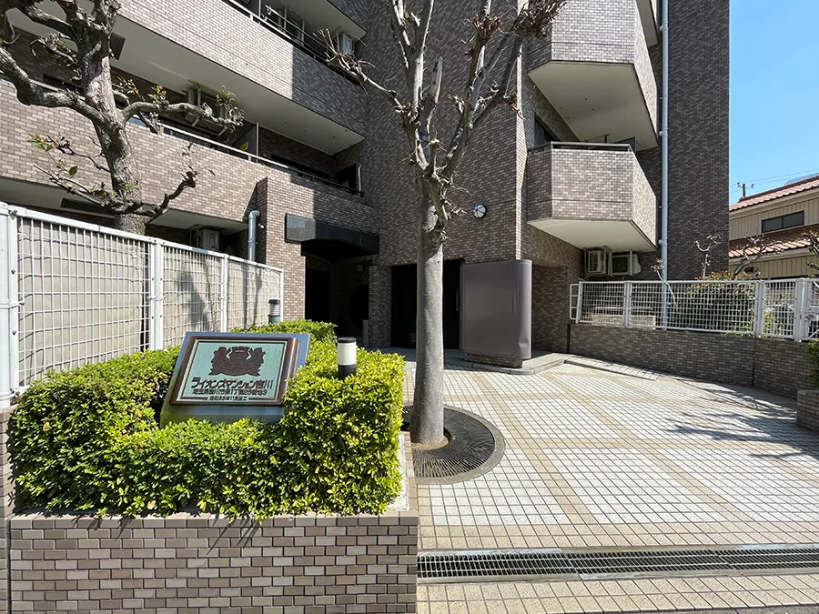 ライオンズマンション吉川の建物外観とバルコニー