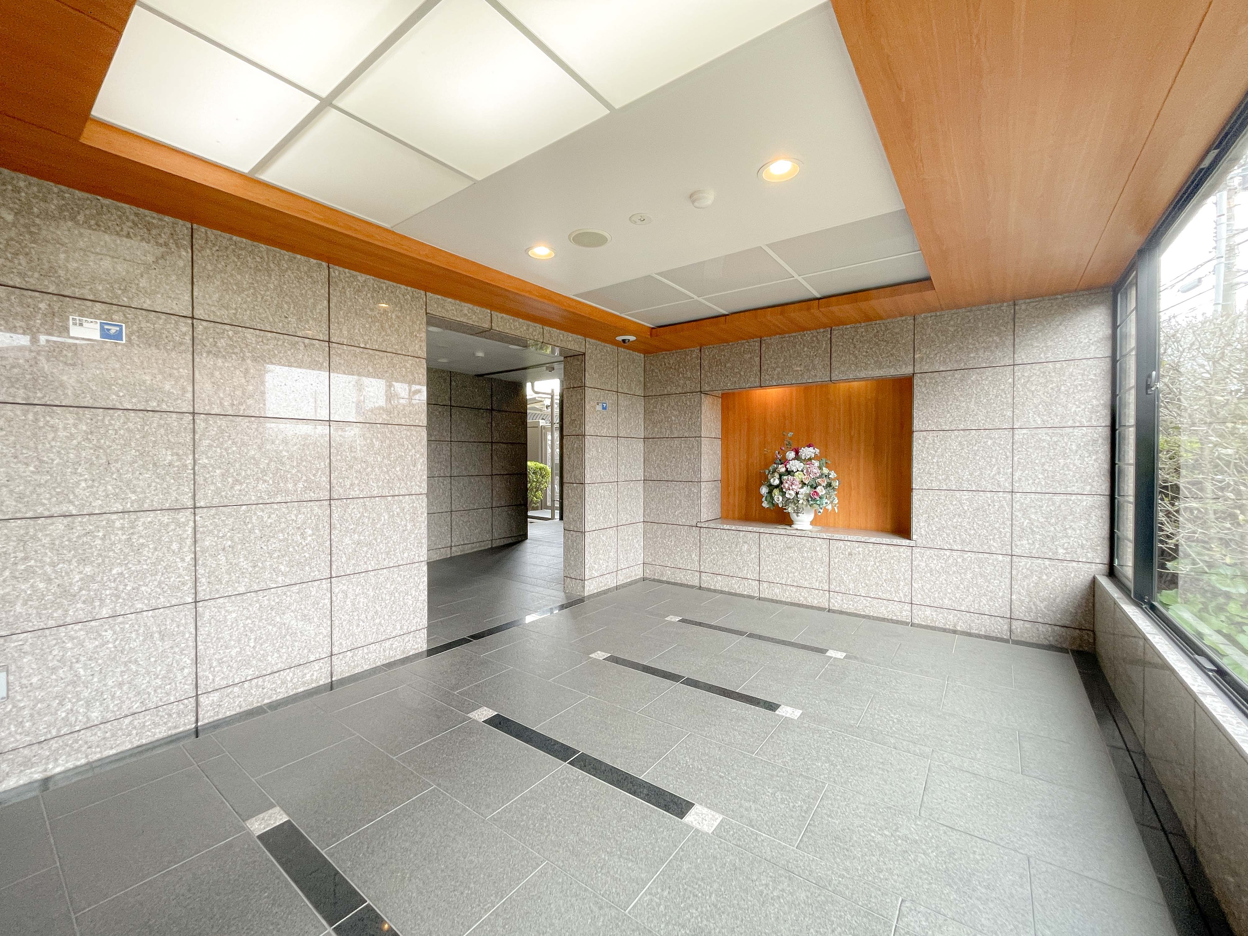 廊下やエントランスホールのような共用部分を撮影した室内写真