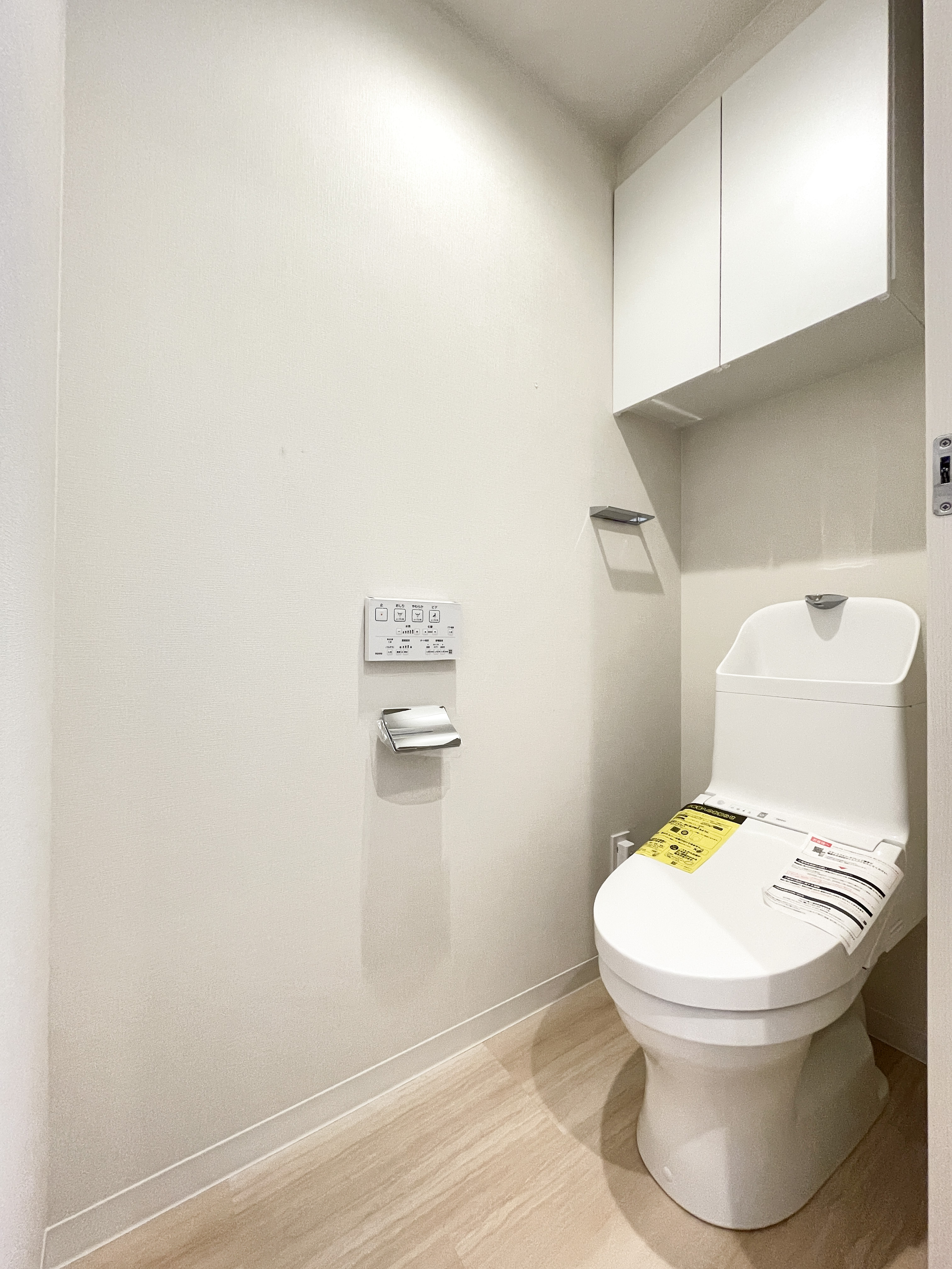 便器を中心としたトイレの室内写真