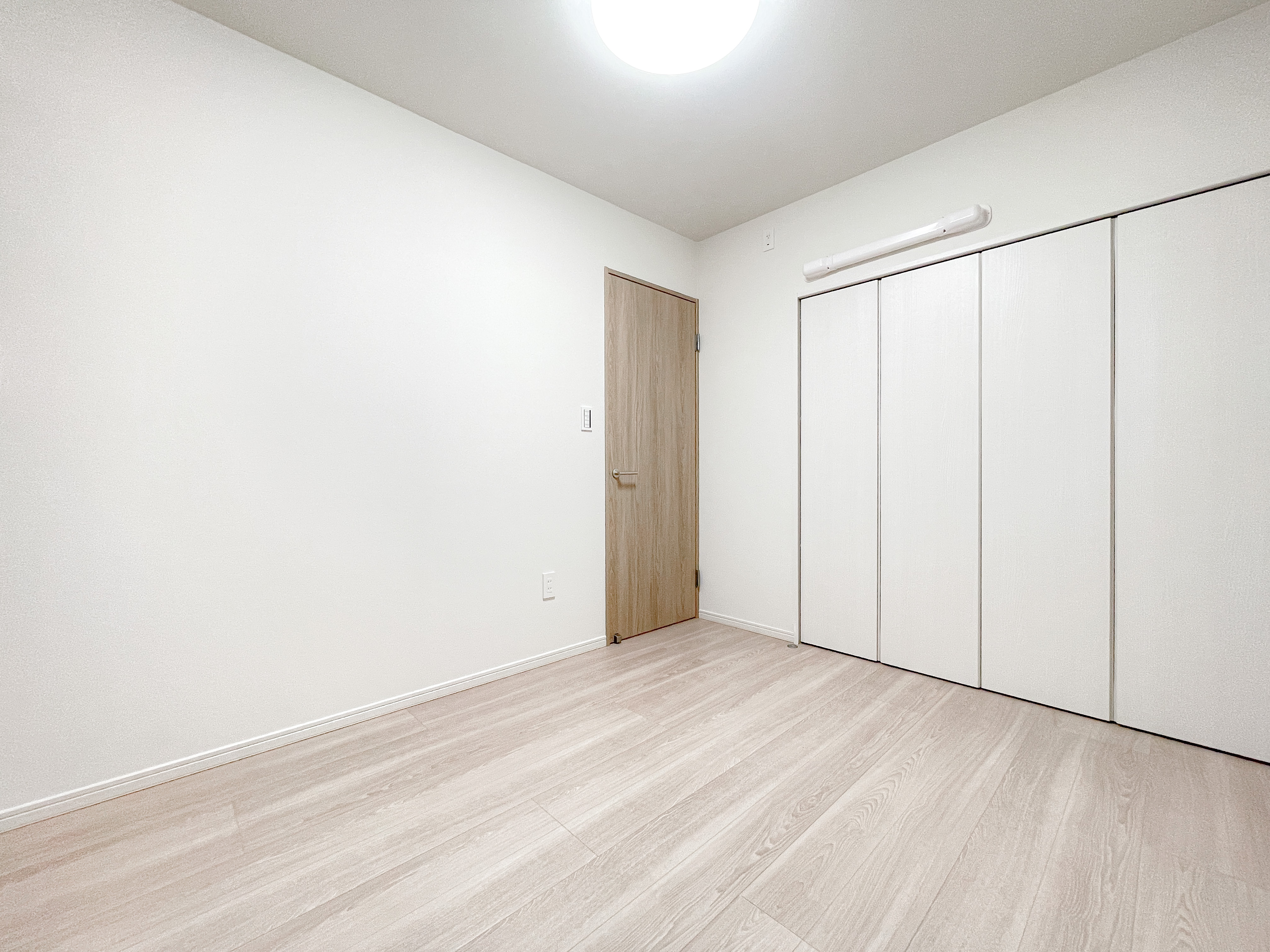 部屋全体が洋室の構造を示す室内写真で、スライドクローゼットが設置されている