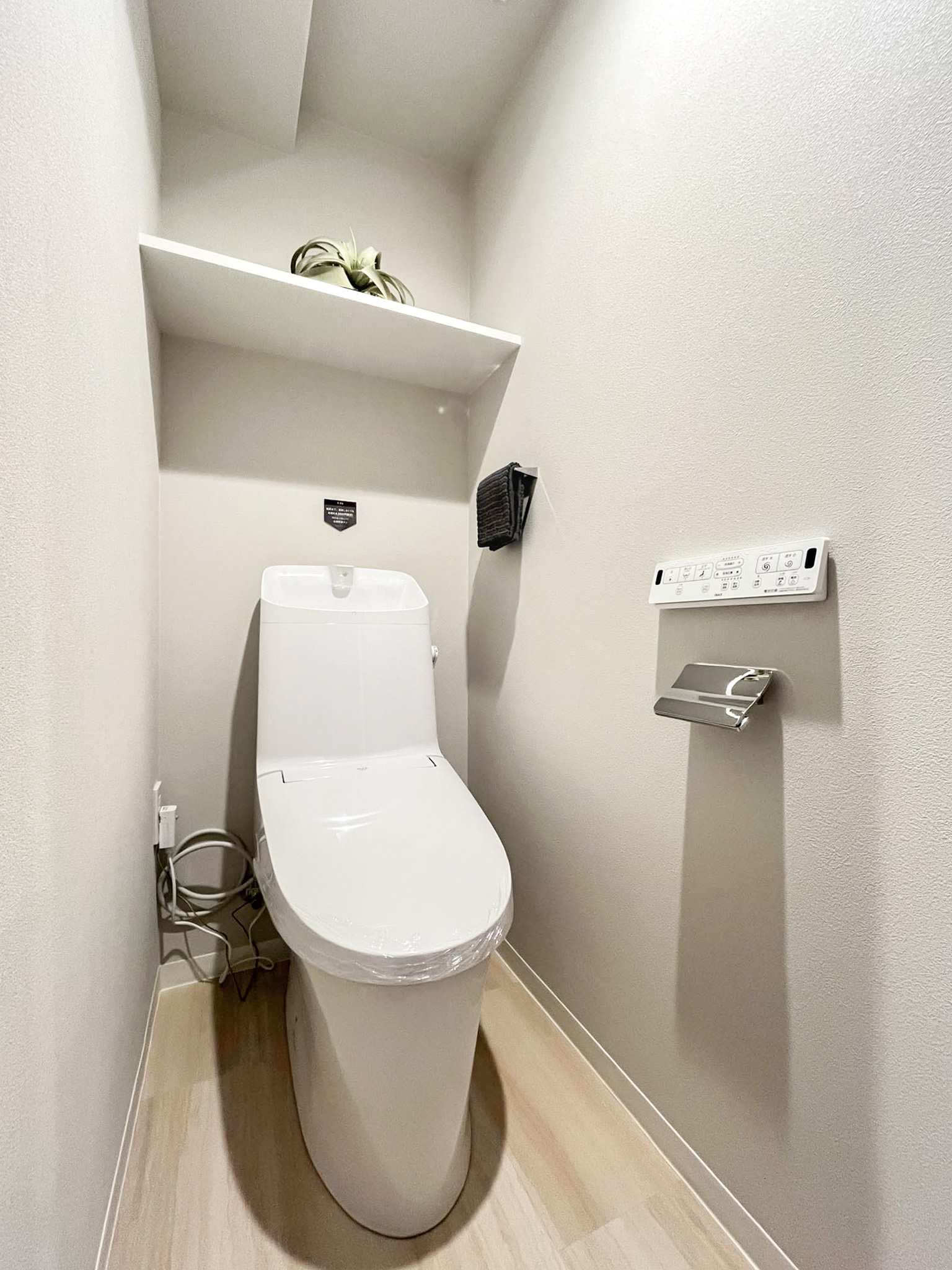 便器が中心のトイレの室内写真