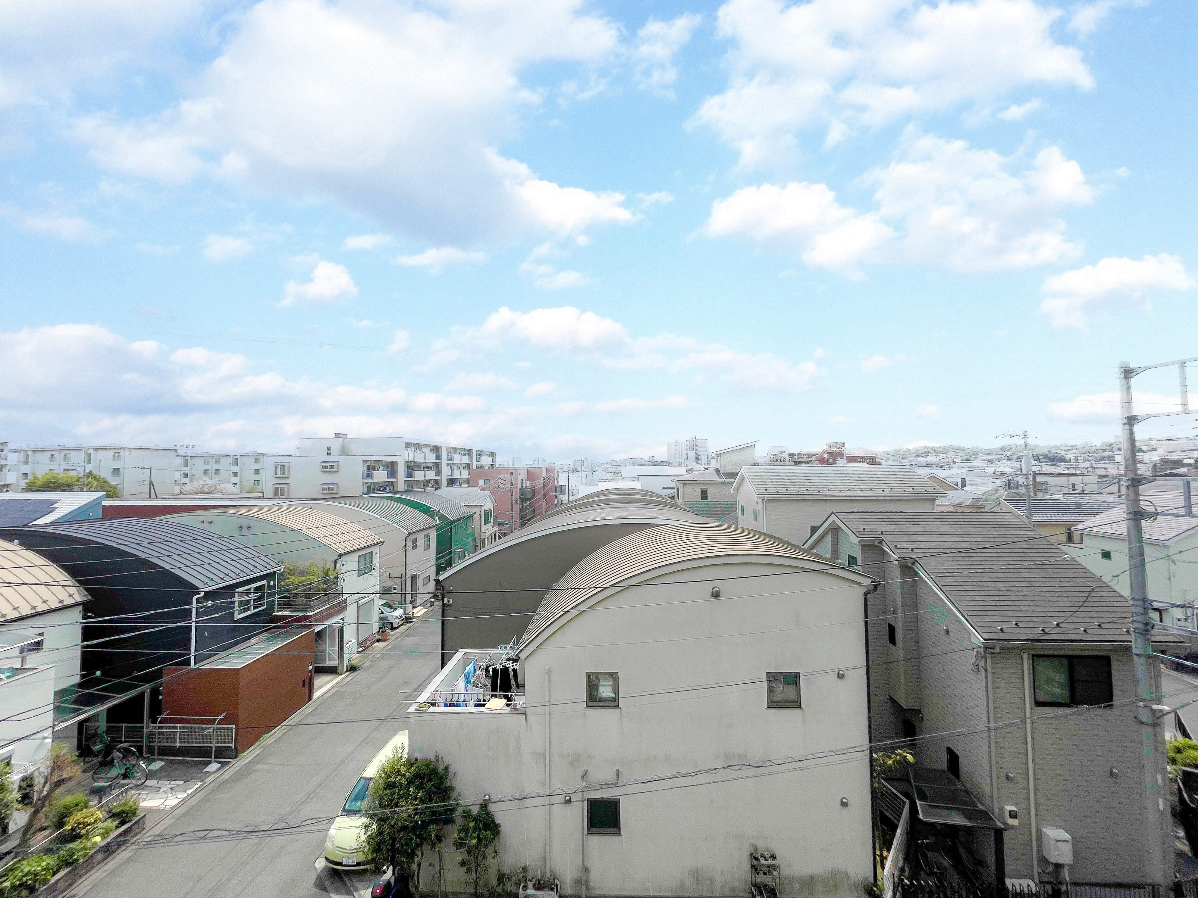 住宅街の道路や建物が広範囲にわたって写った周辺環境の画像