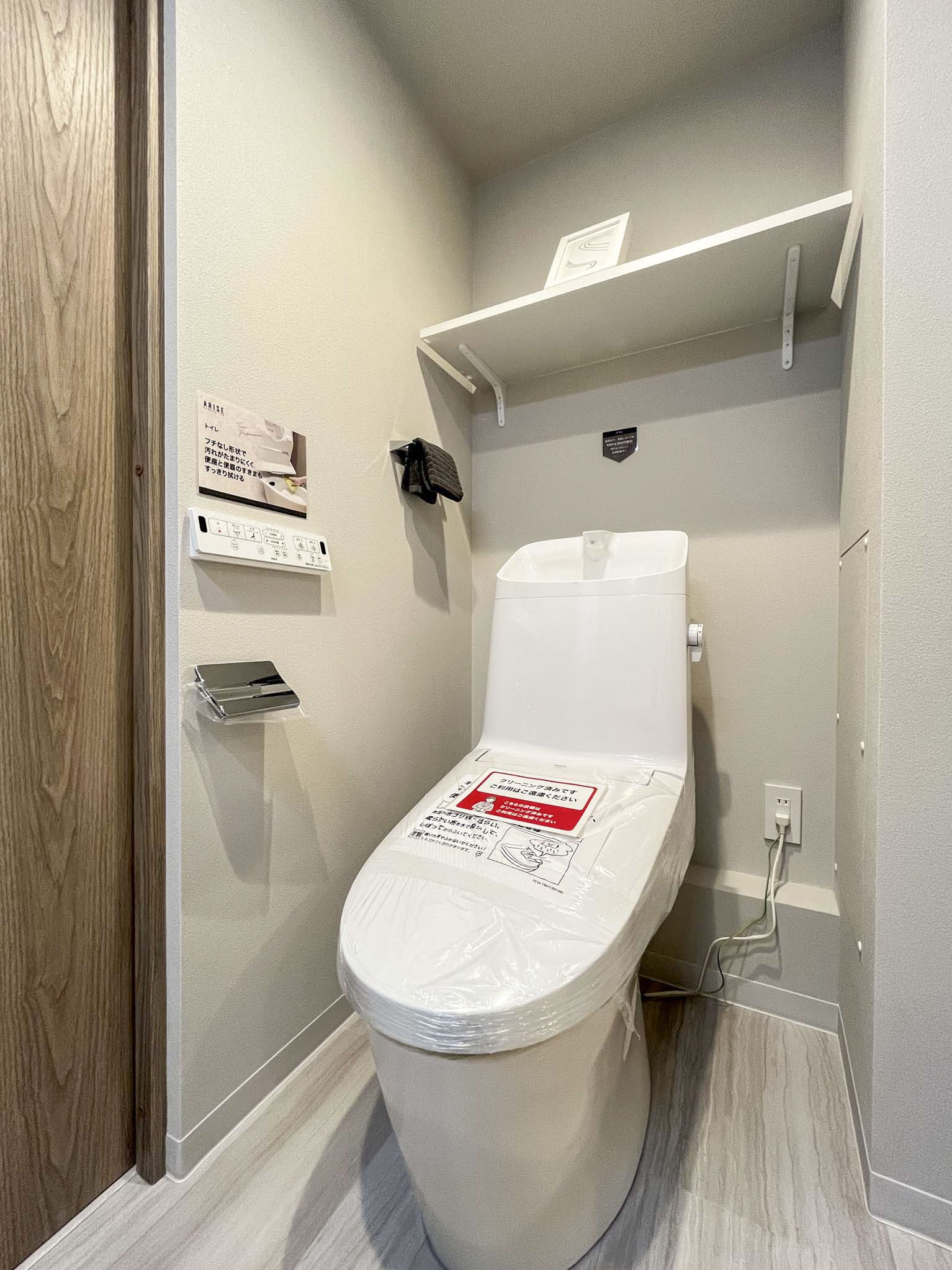 便器が主体のトイレの室内写真