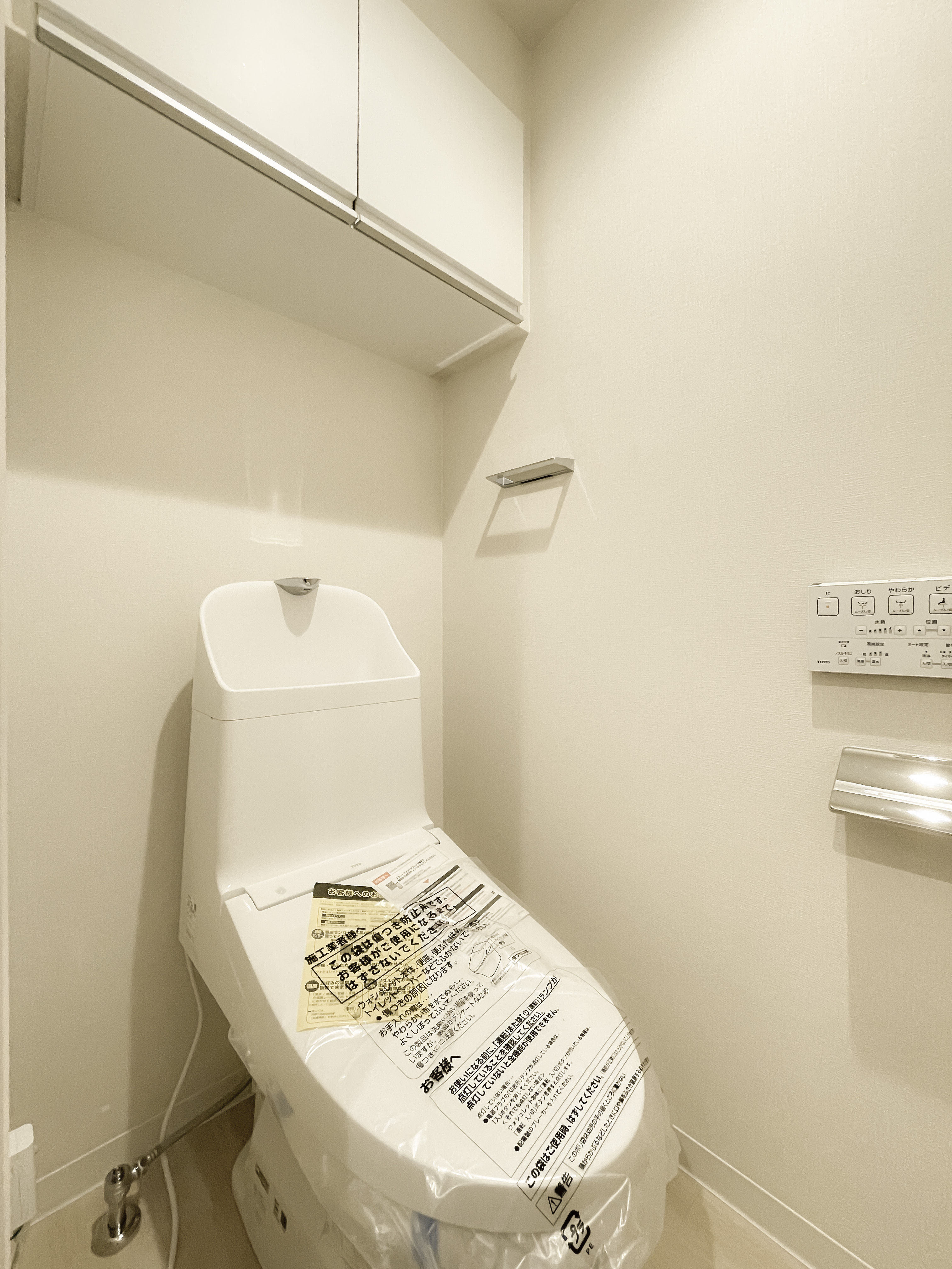 便器が主体のトイレの室内写真