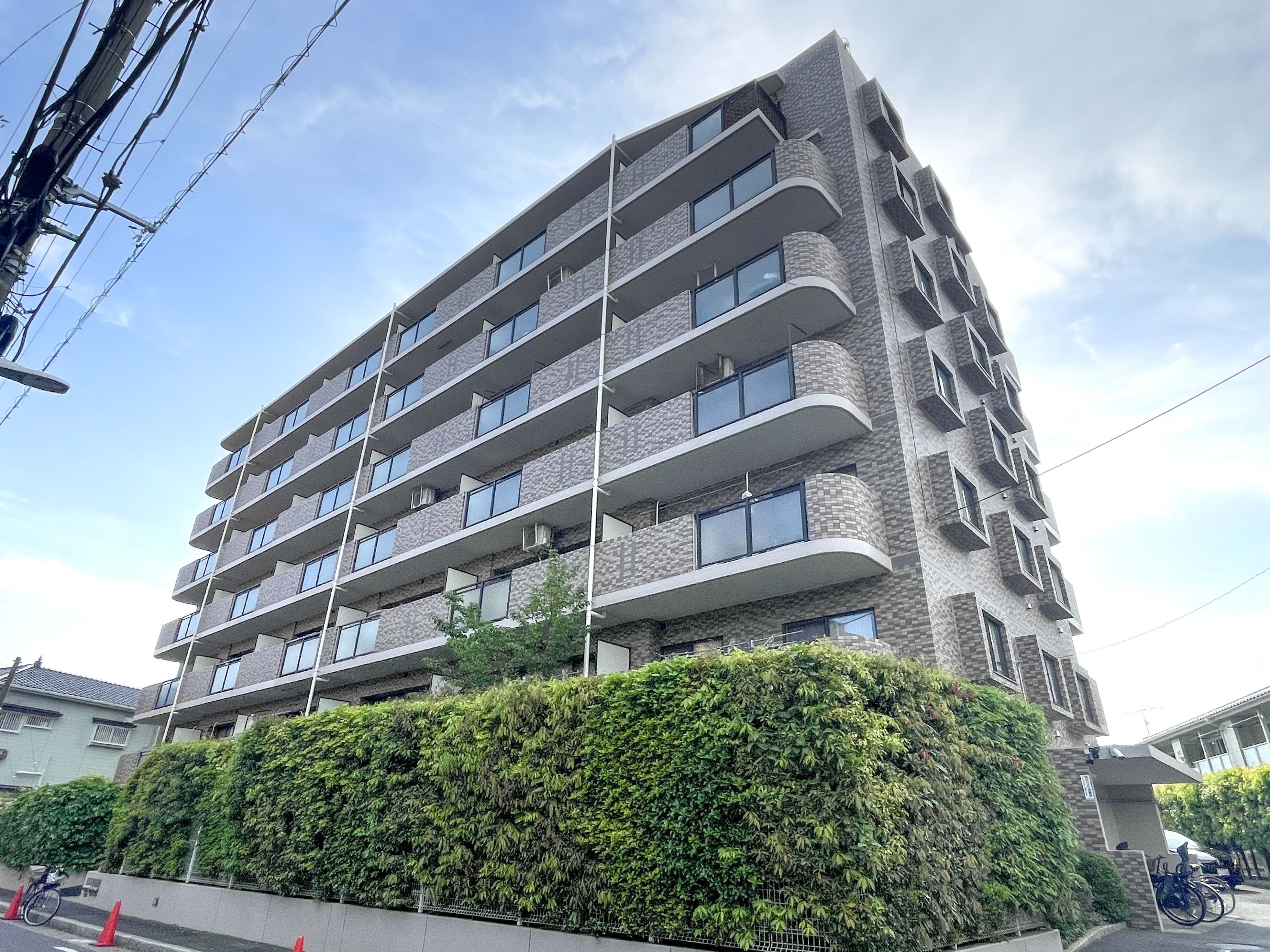 外観:建物の外観を捉えた画像で、バルコニーと窓のデザインが中心