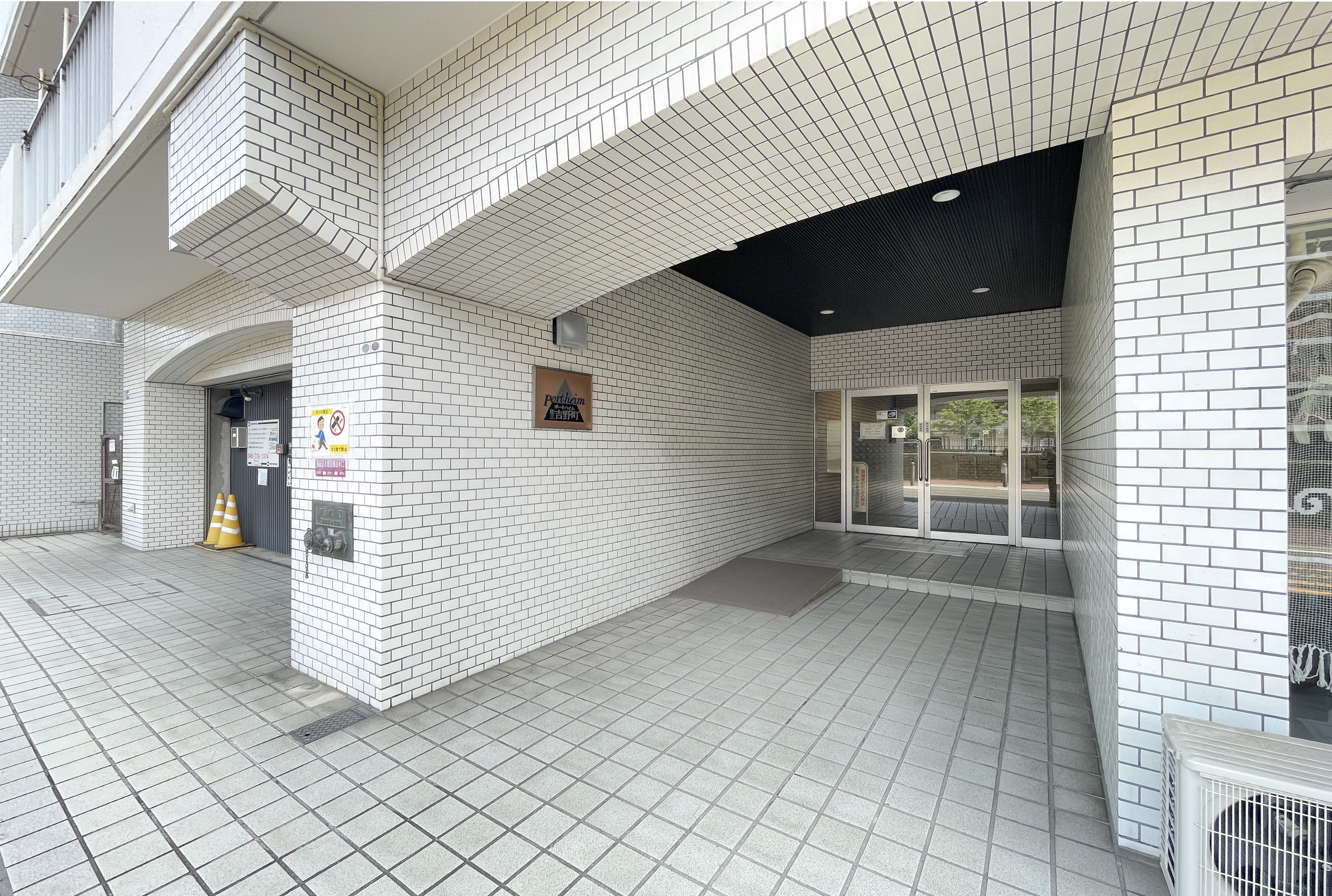 建物の玄関部分を撮影した外観写真